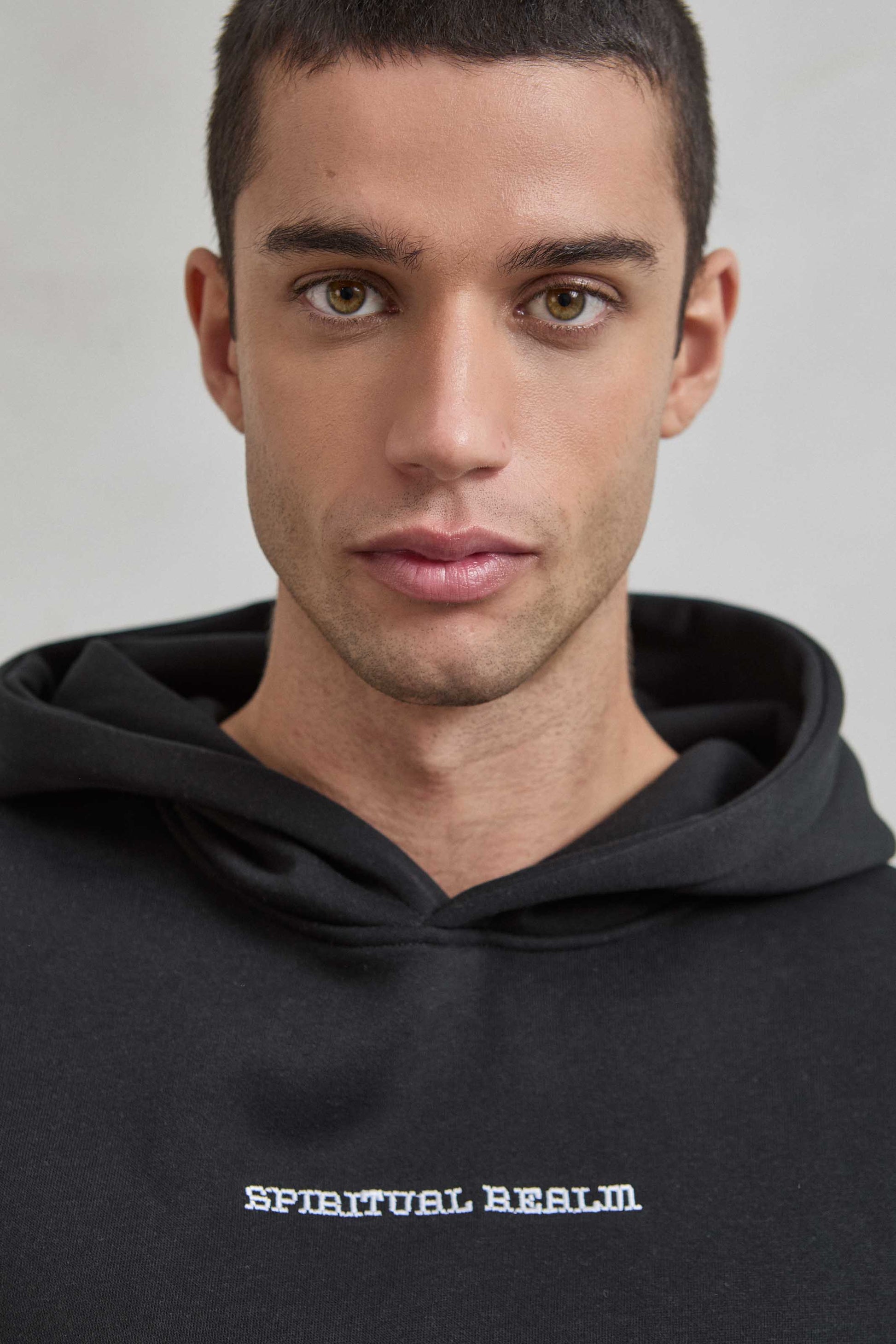 Detalle del bordado SPIRITUAL BEAL en el frente