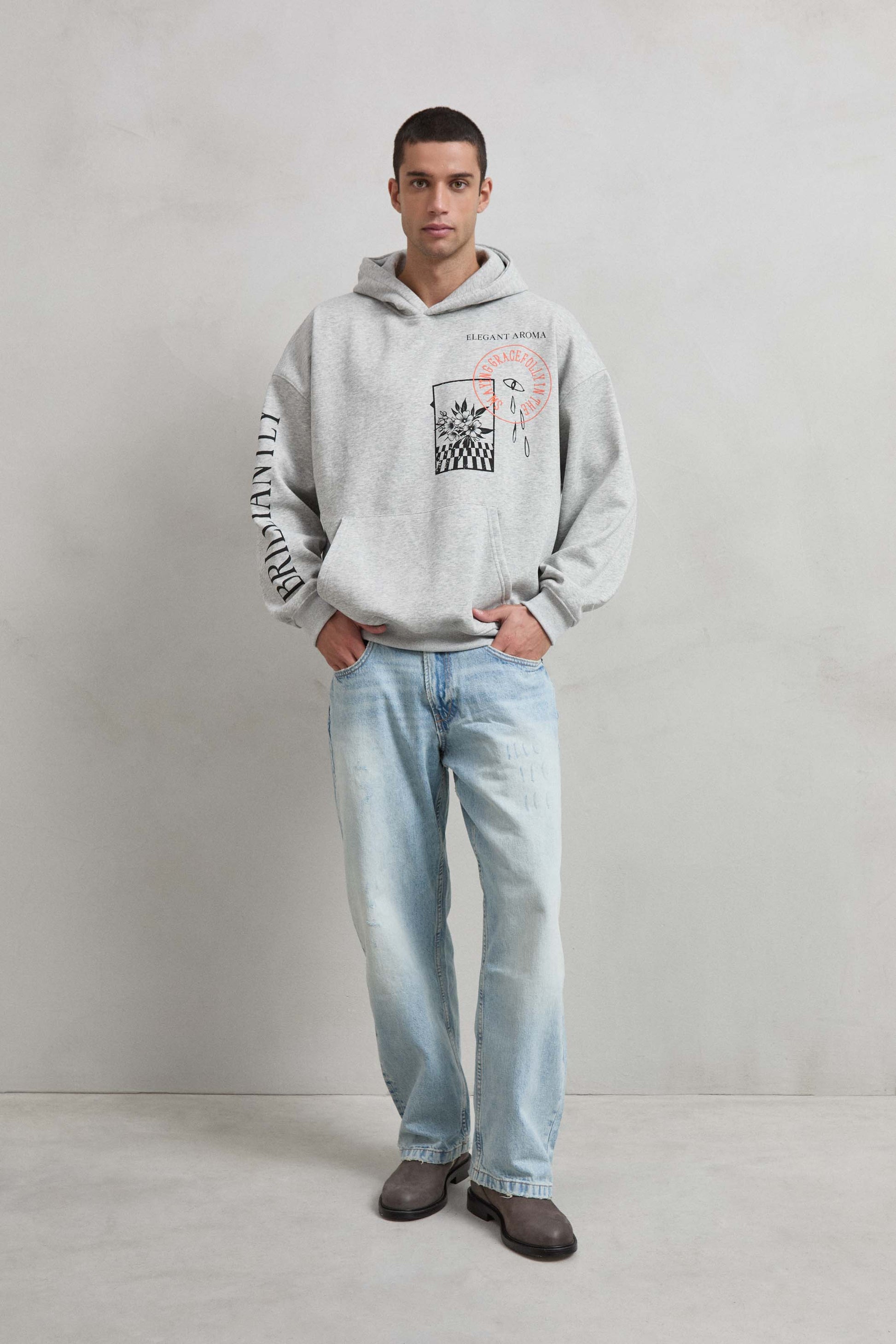 Look completo con sudadera gris jaspe ELEGANT AROMA y estampado BRILLIANTLY
