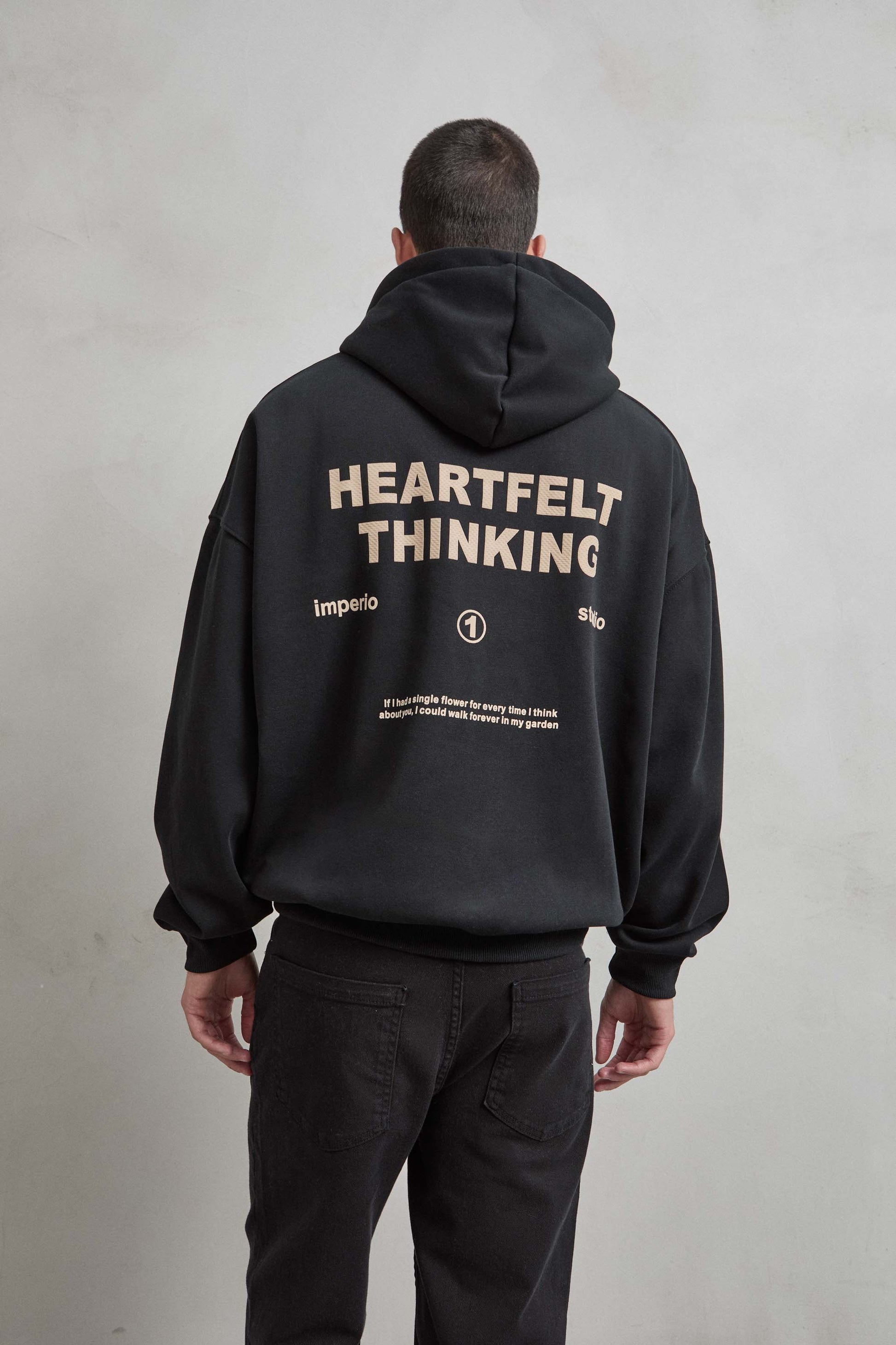 Sudadera negra con estampado posterior HEARTFELT THINKING