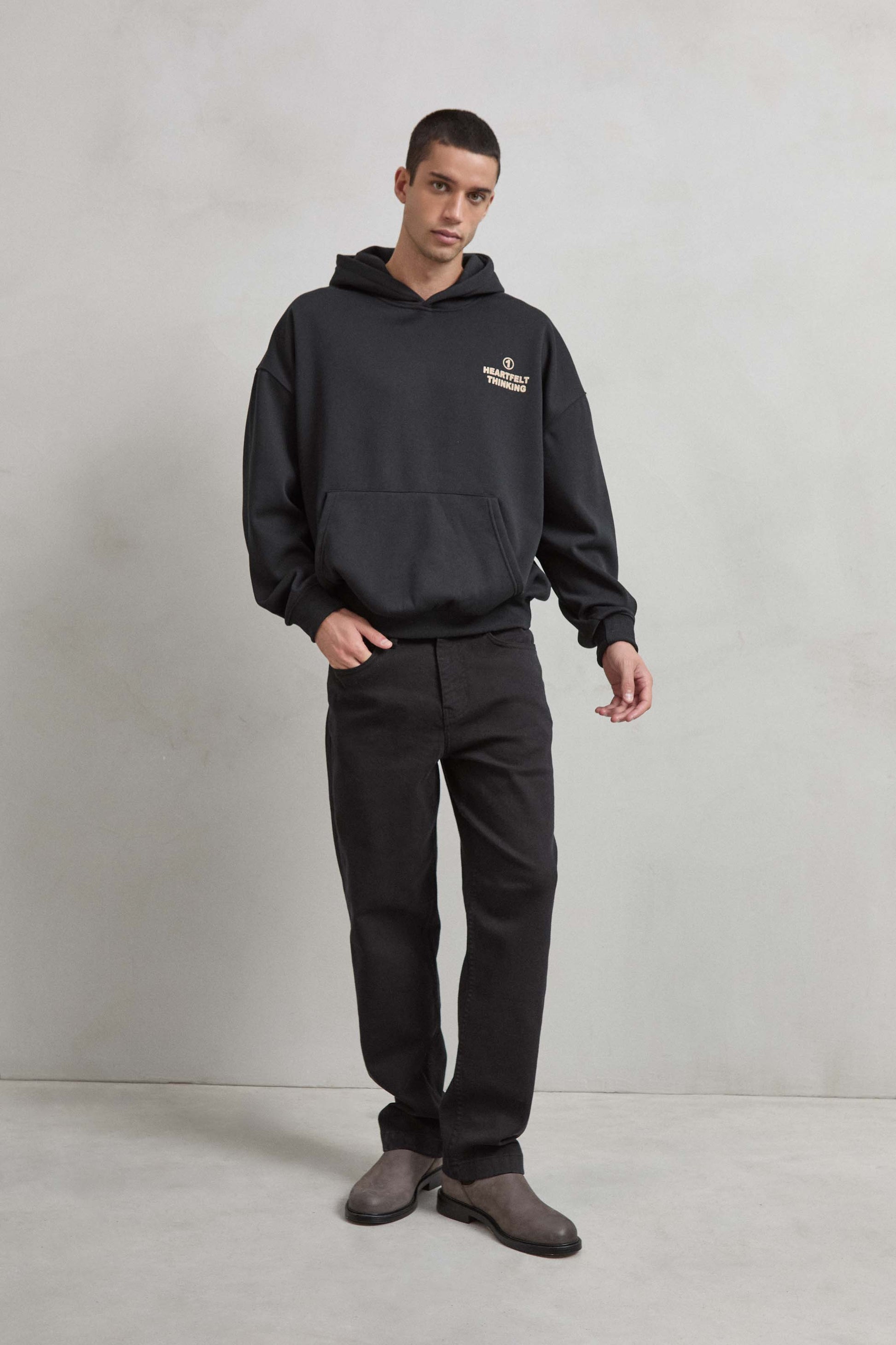 Look completo con sudadera negra HEARTFELT THINKING