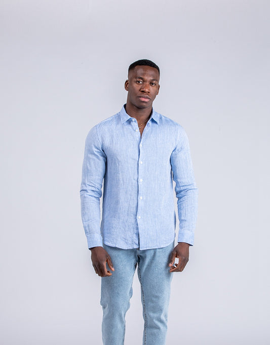 Camisa de lino celeste cuello camisero básico