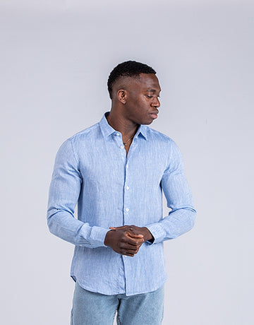 Camisa de lino celeste cuello camisero básico