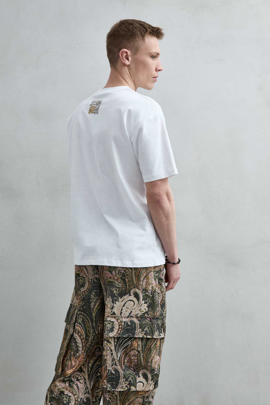 Camiseta oversize de hombre blanca con flores retro