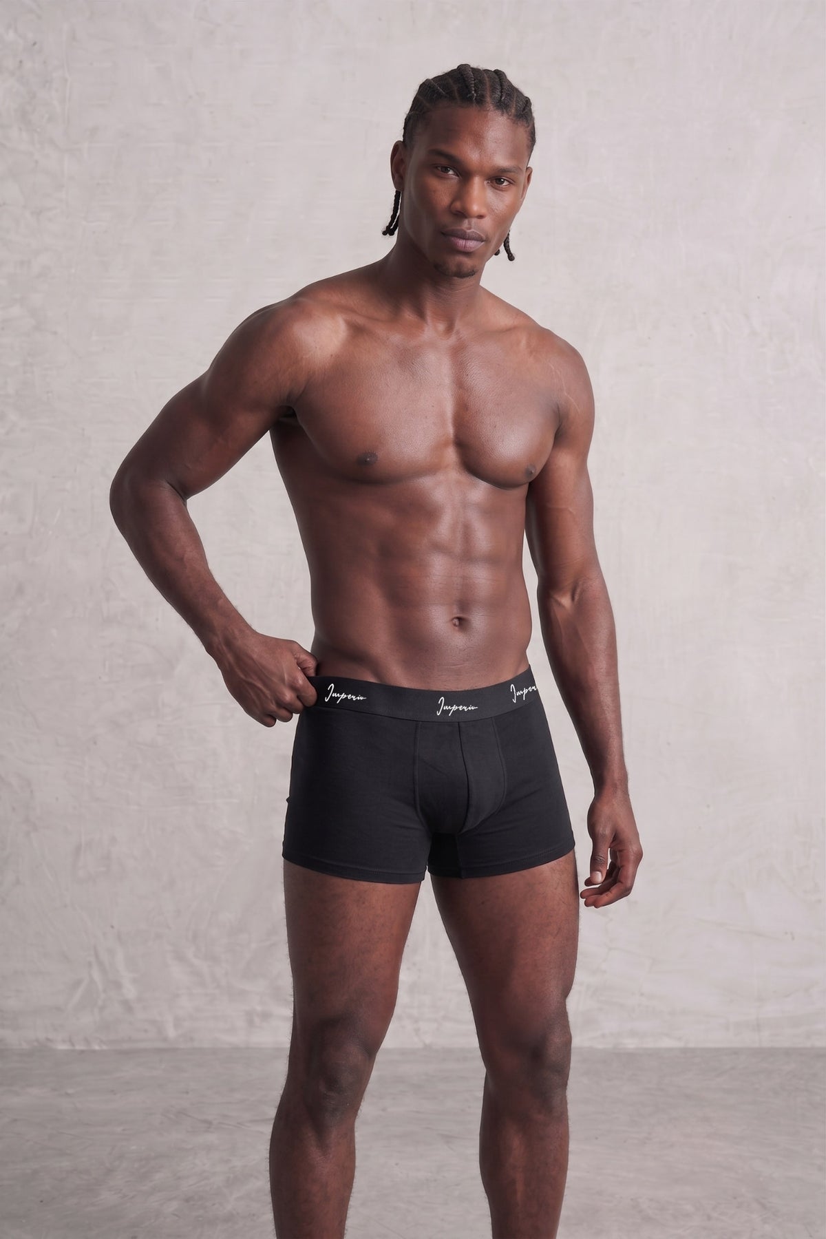 Bóxer negro para hombre con cintura negra, vista frontal