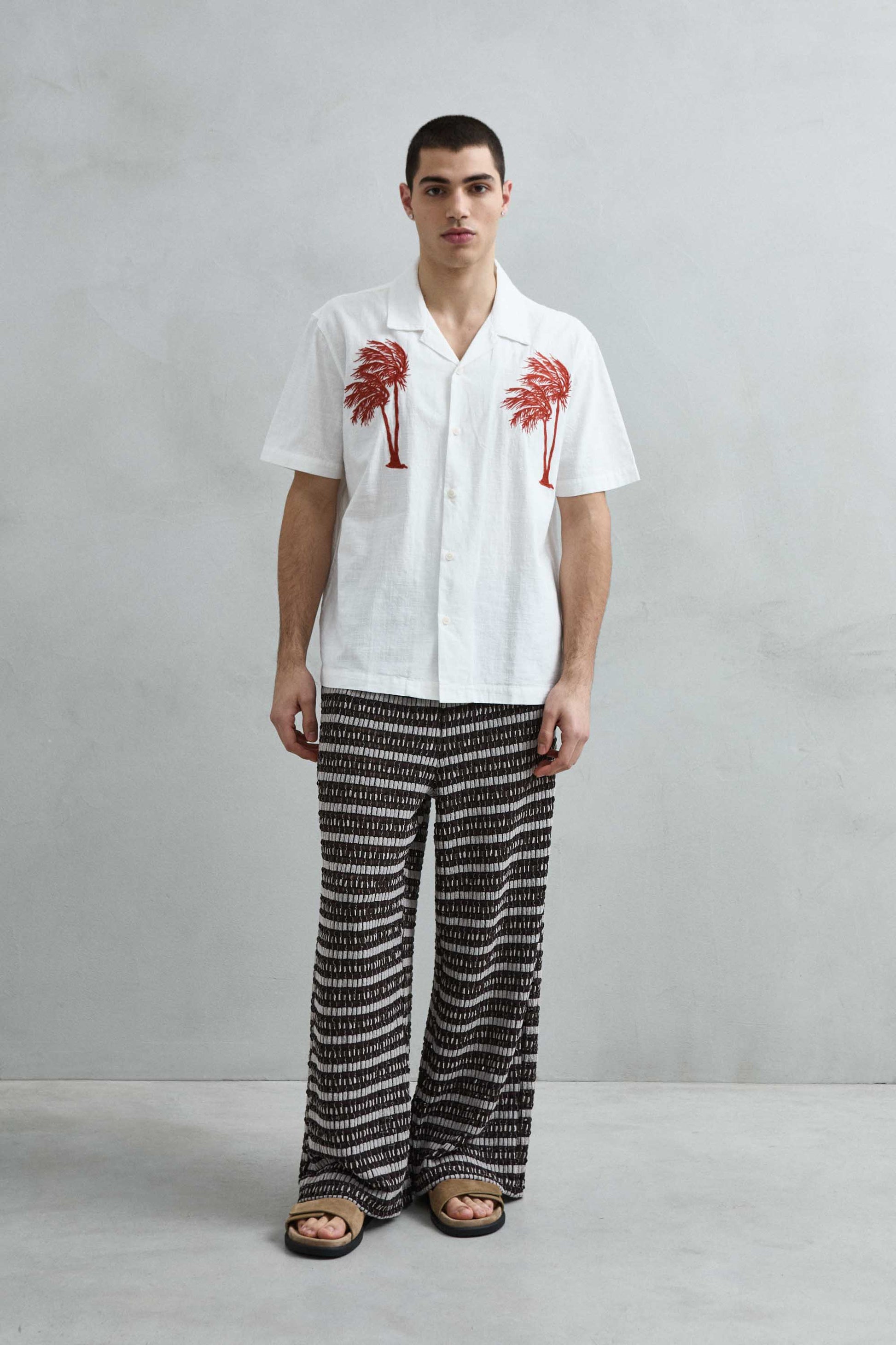 Estilo completo de la camisa blanca de manga corta Imperio combinada con pantalón texturizado para hombre.