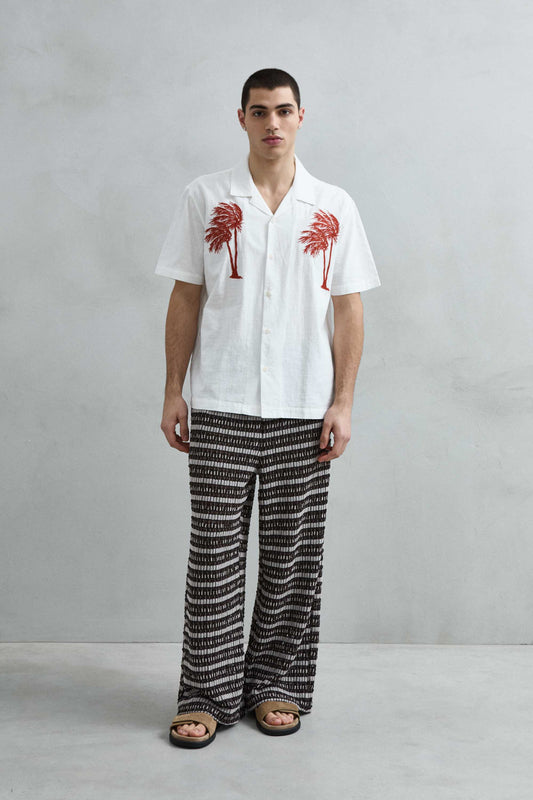 Estilo completo de la camisa blanca de manga corta Imperio combinada con pantalón texturizado para hombre.