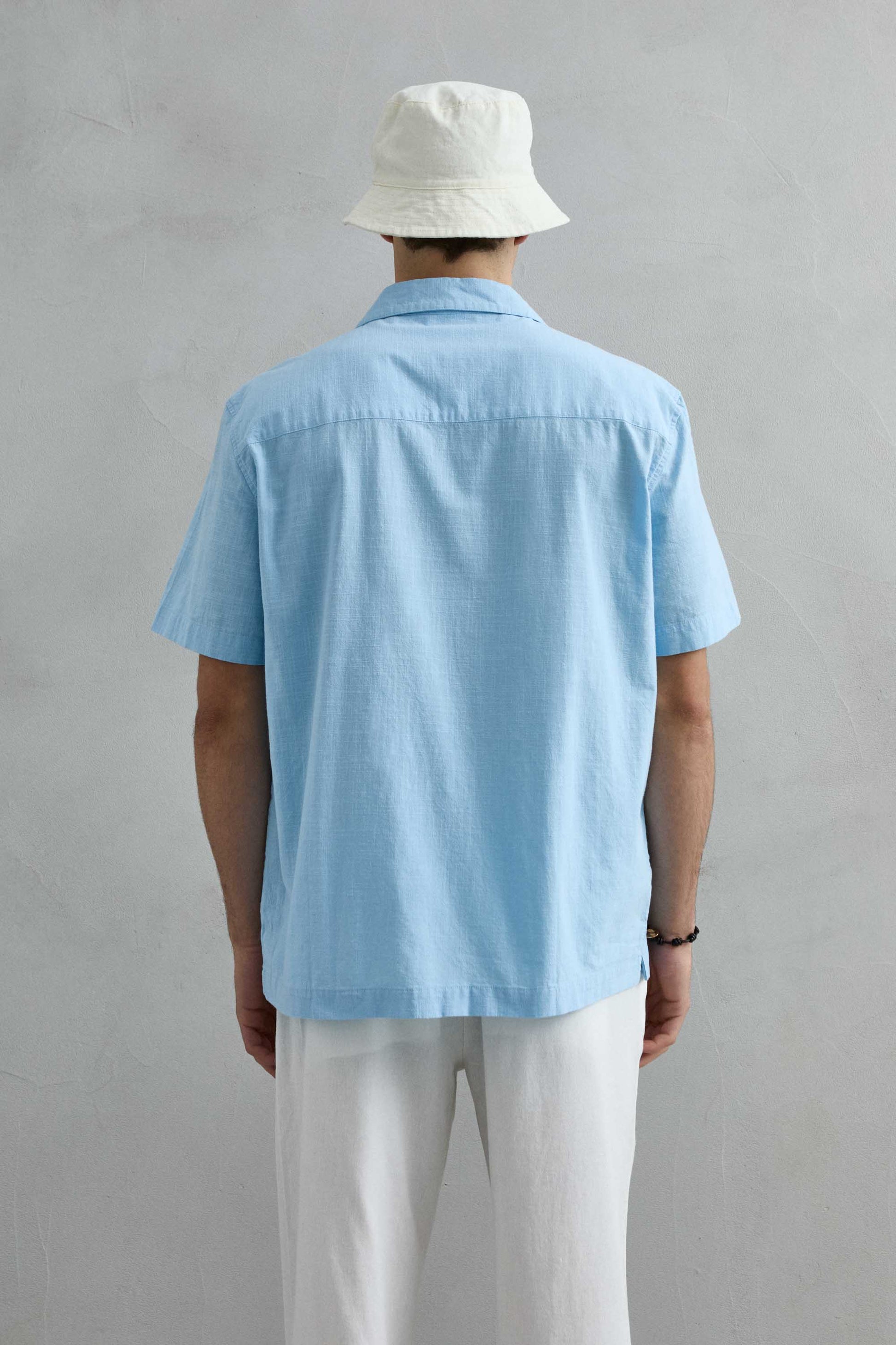 Vista completa de la camisa de lino y algodón celeste Imperio combinada con pantalón claro para un look de verano estilo Old Money.