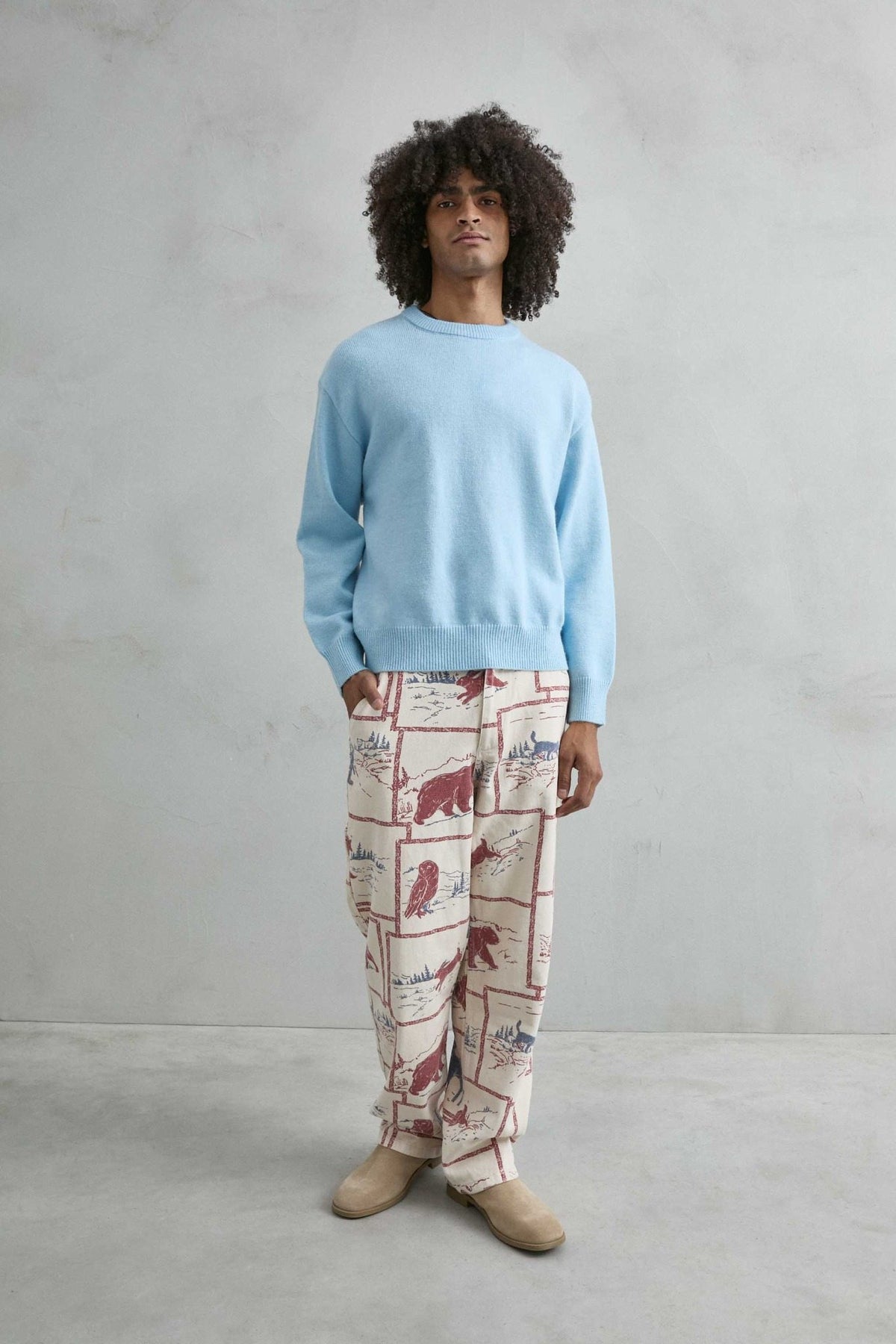 Vista de cuerpo entero del jersey liso oversize de hombre en azul celeste