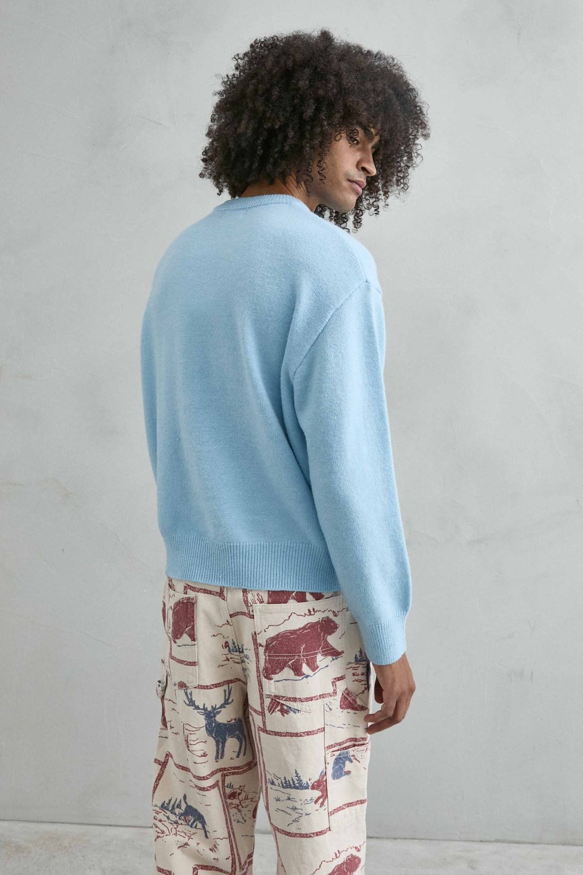 Vista trasera del jersey liso oversize de hombre en azul celeste