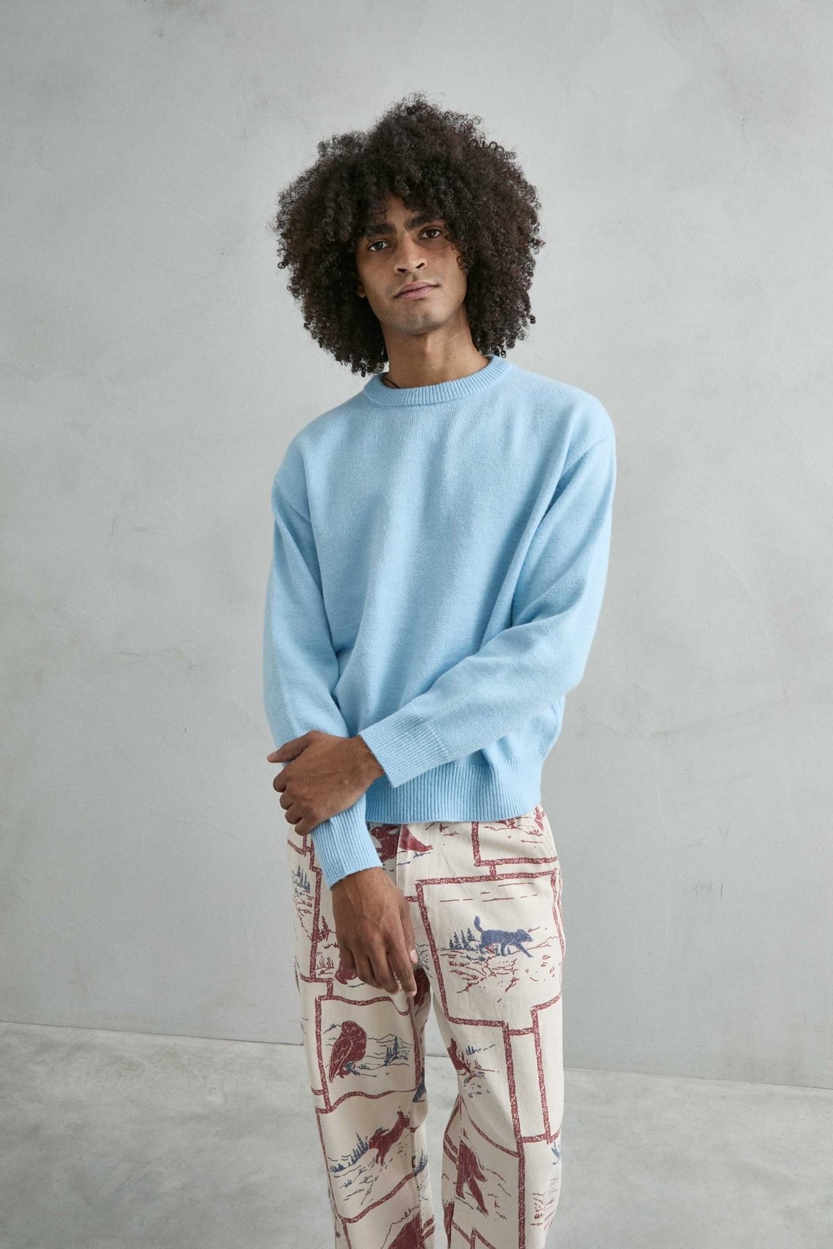 Vista frontal de medio cuerpo del jersey liso oversize de hombre en azul celeste