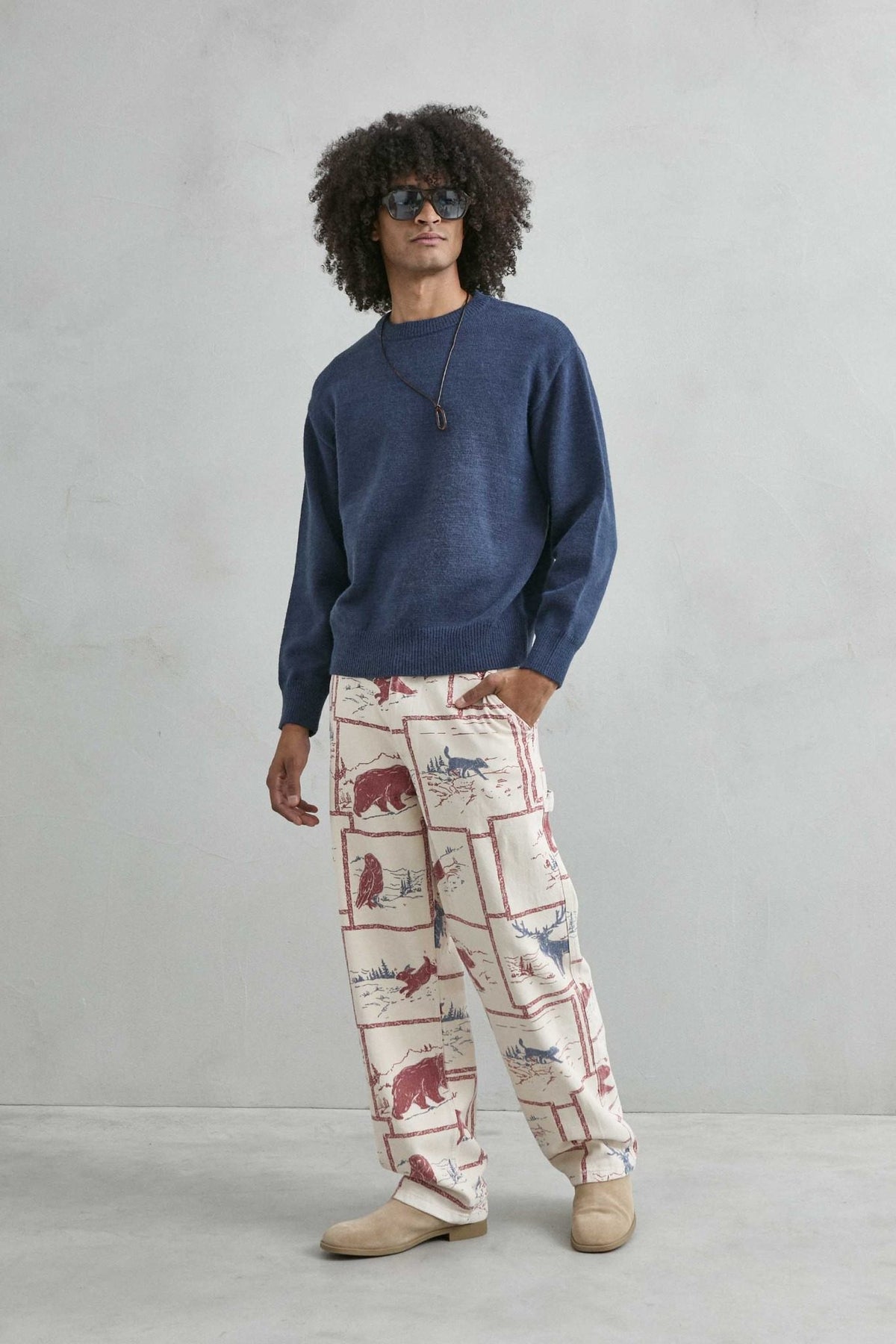 Vista de cuerpo entero del jersey liso oversize de hombre en azul marino