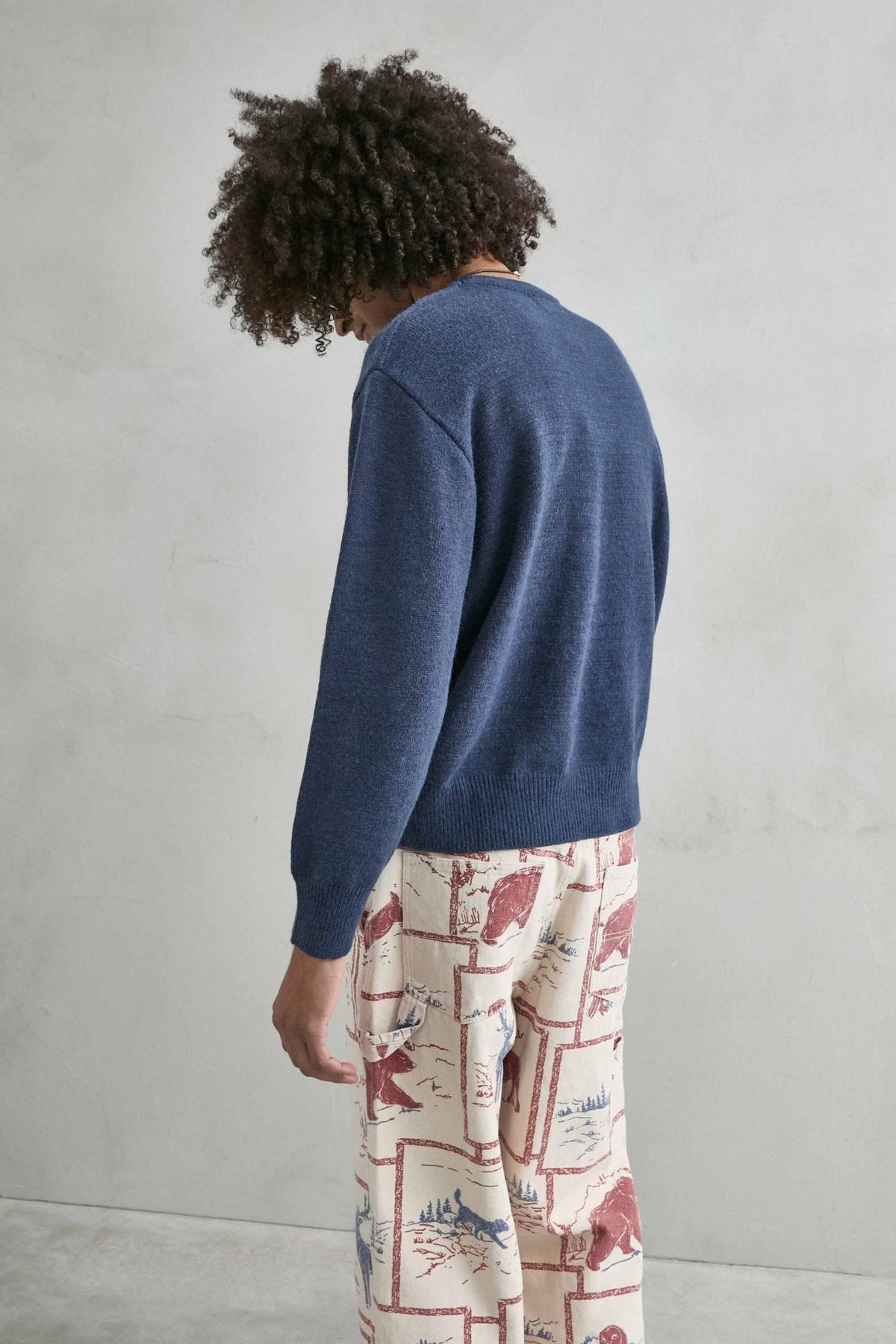 Vista trasera del jersey liso oversize de hombre en azul marino