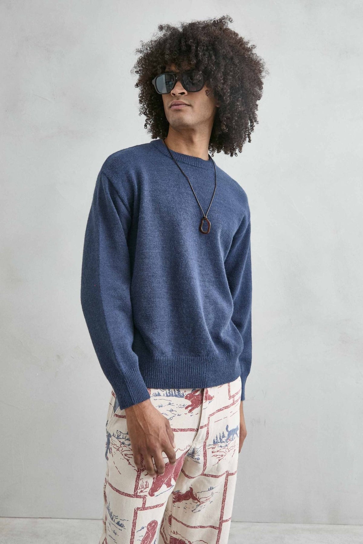 Vista frontal de medio cuerpo del jersey liso oversize de hombre en azul marino
