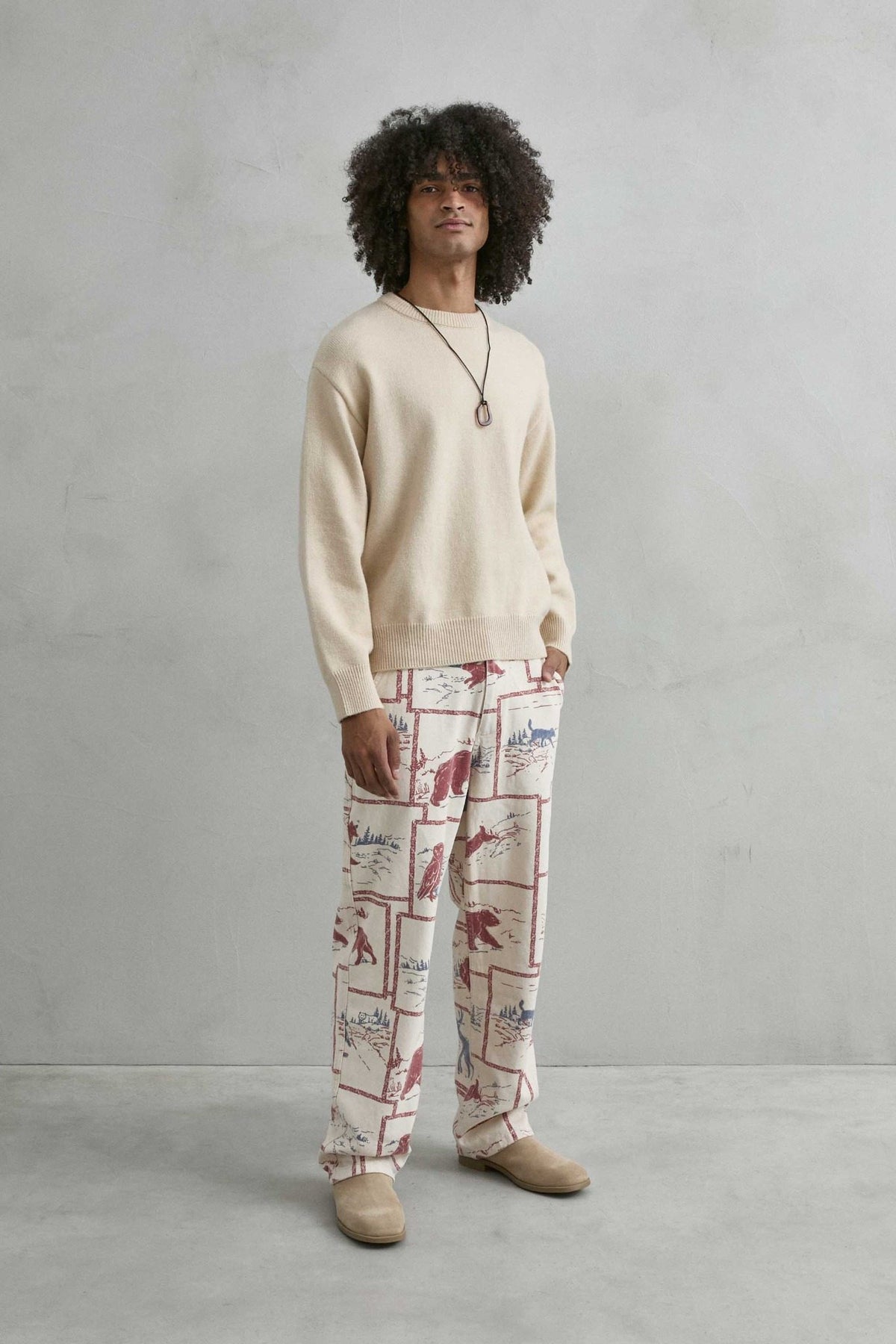 Vista de cuerpo entero del jersey liso oversize de hombre en beis