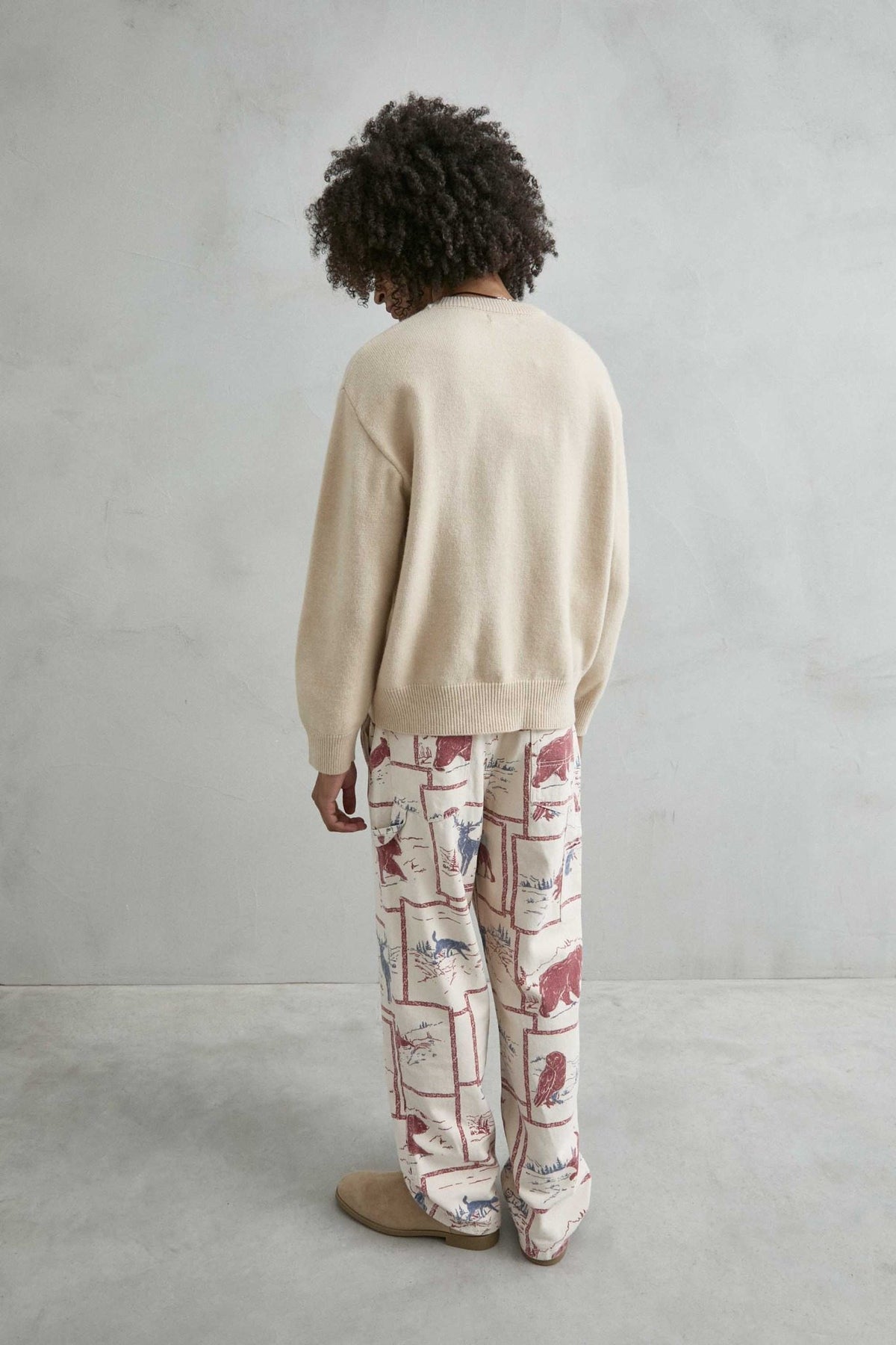 Vista trasera del jersey liso oversize de hombre en beis