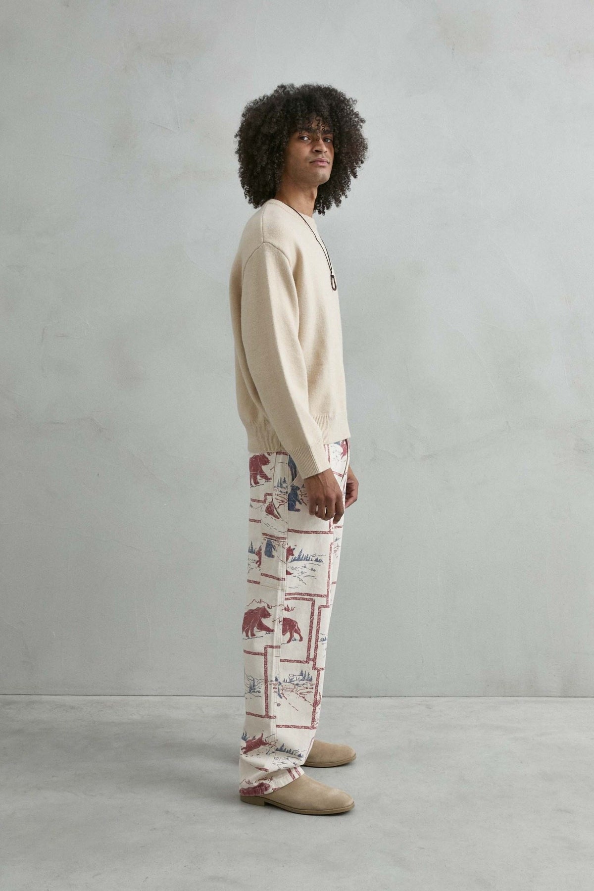 Vista lateral del jersey liso oversize de hombre en beis