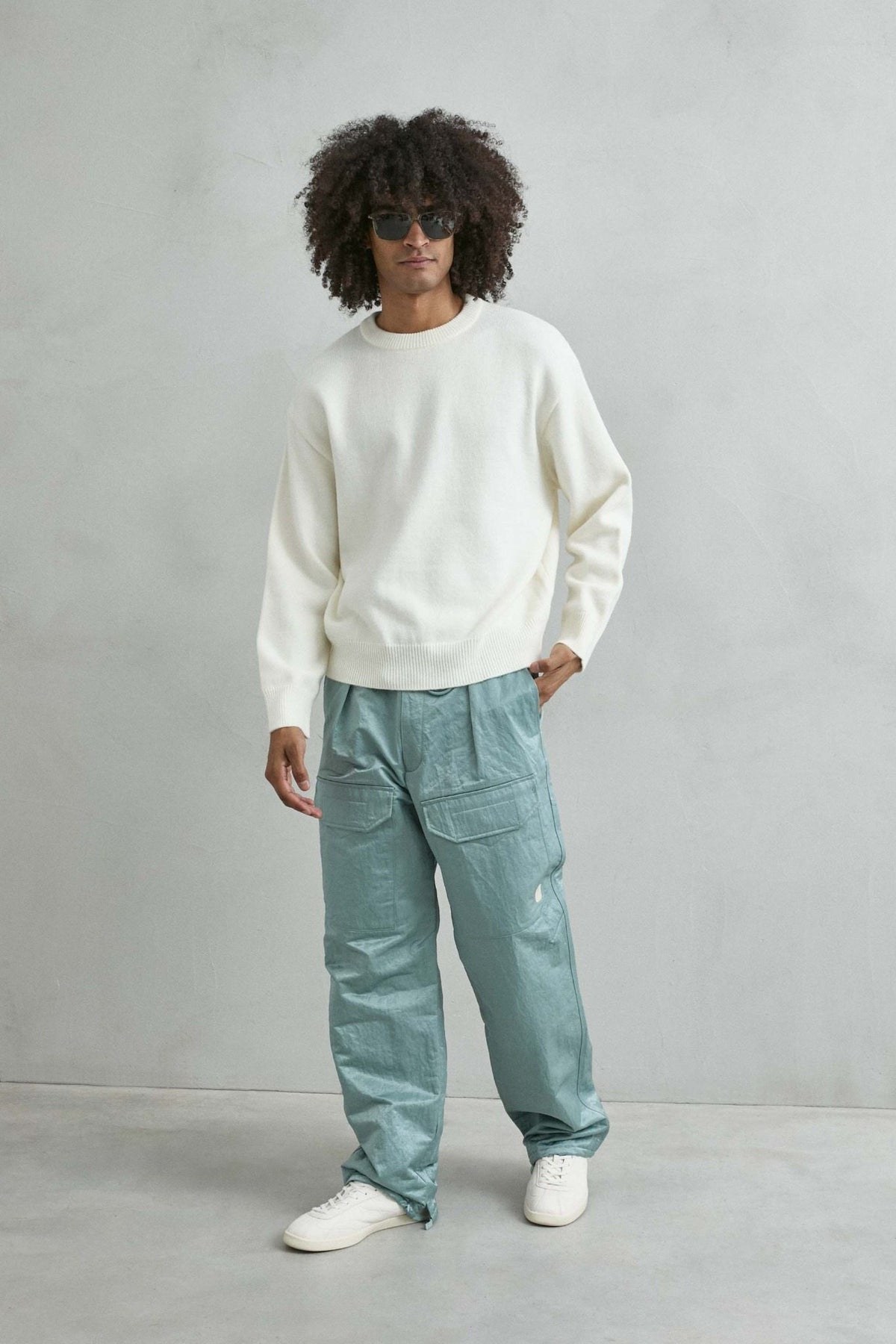 Vista de cuerpo entero del jersey liso oversize de hombre en blanco roto
