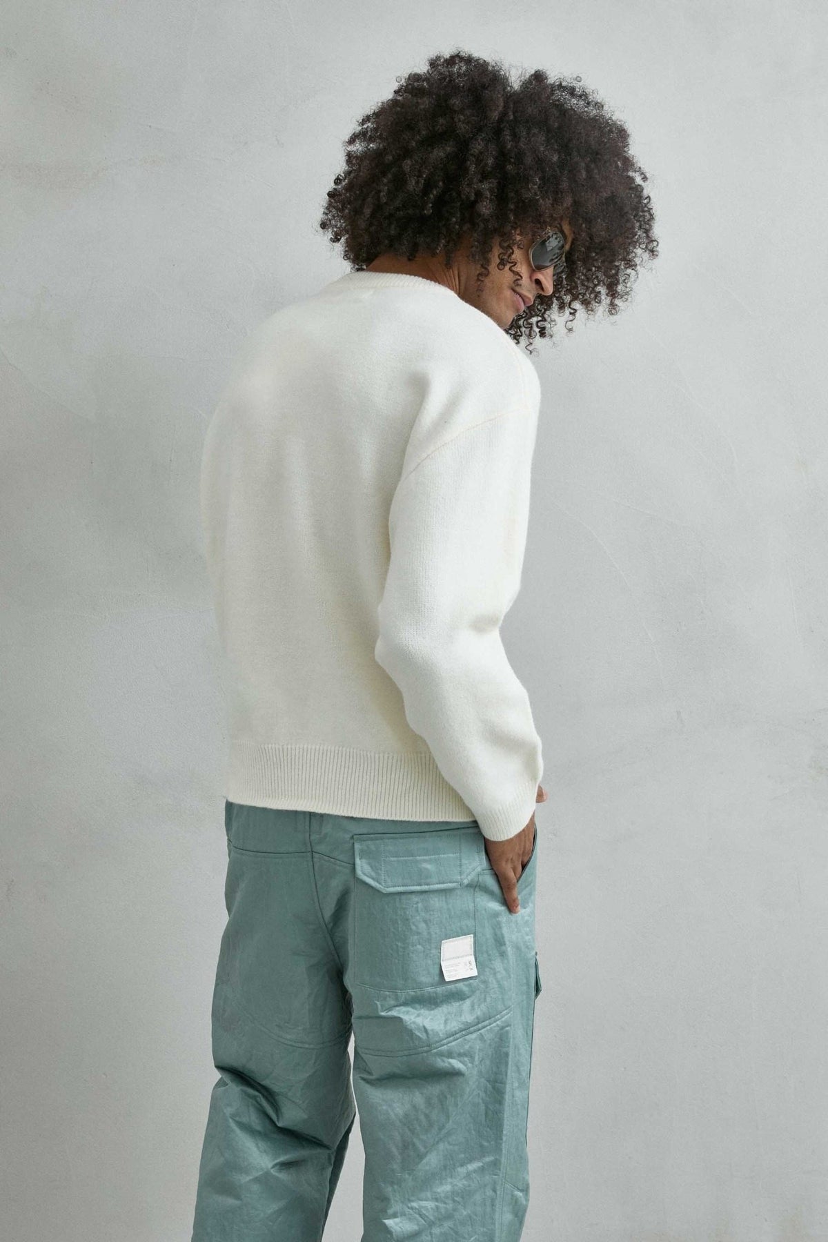 Vista trasera del jersey liso oversize de hombre en blanco roto