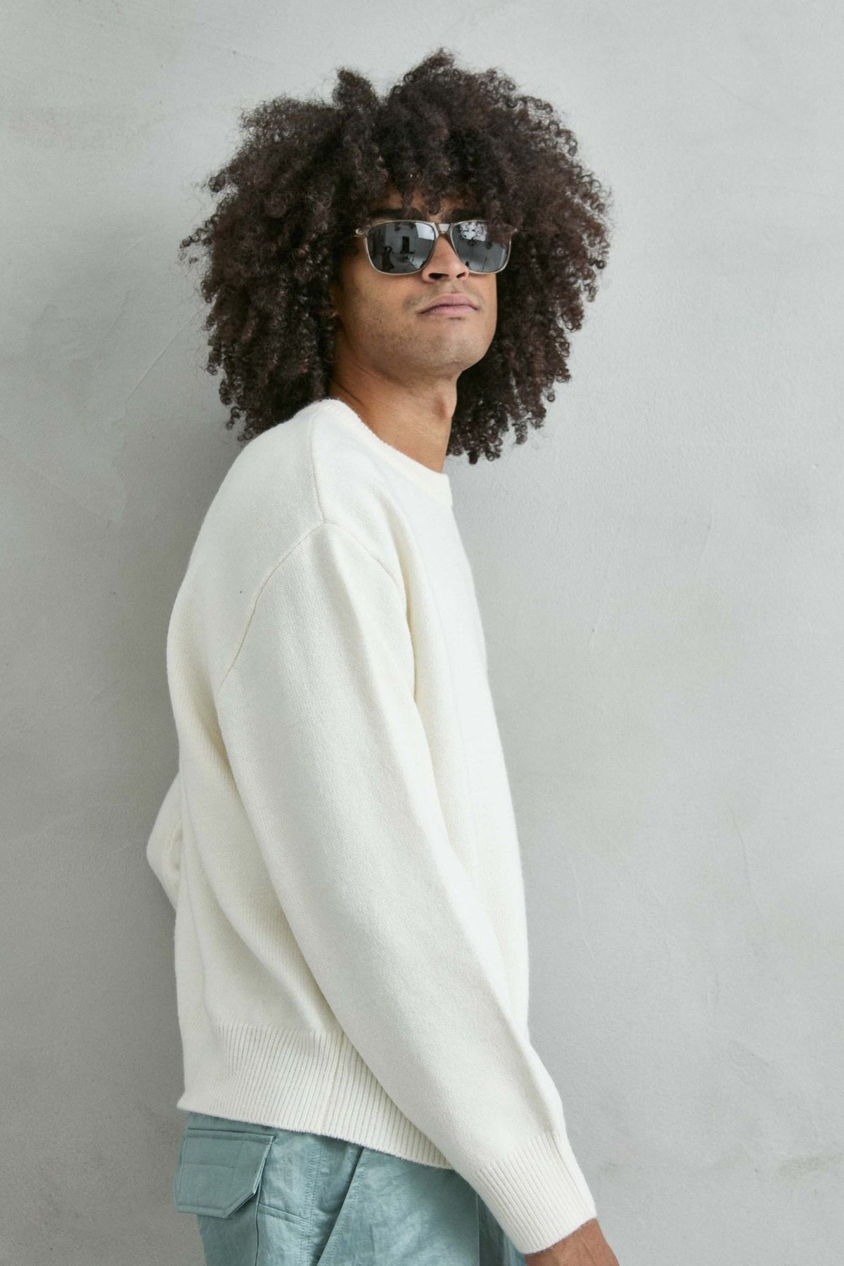 Vista lateral del jersey liso oversize de hombre en blanco roto