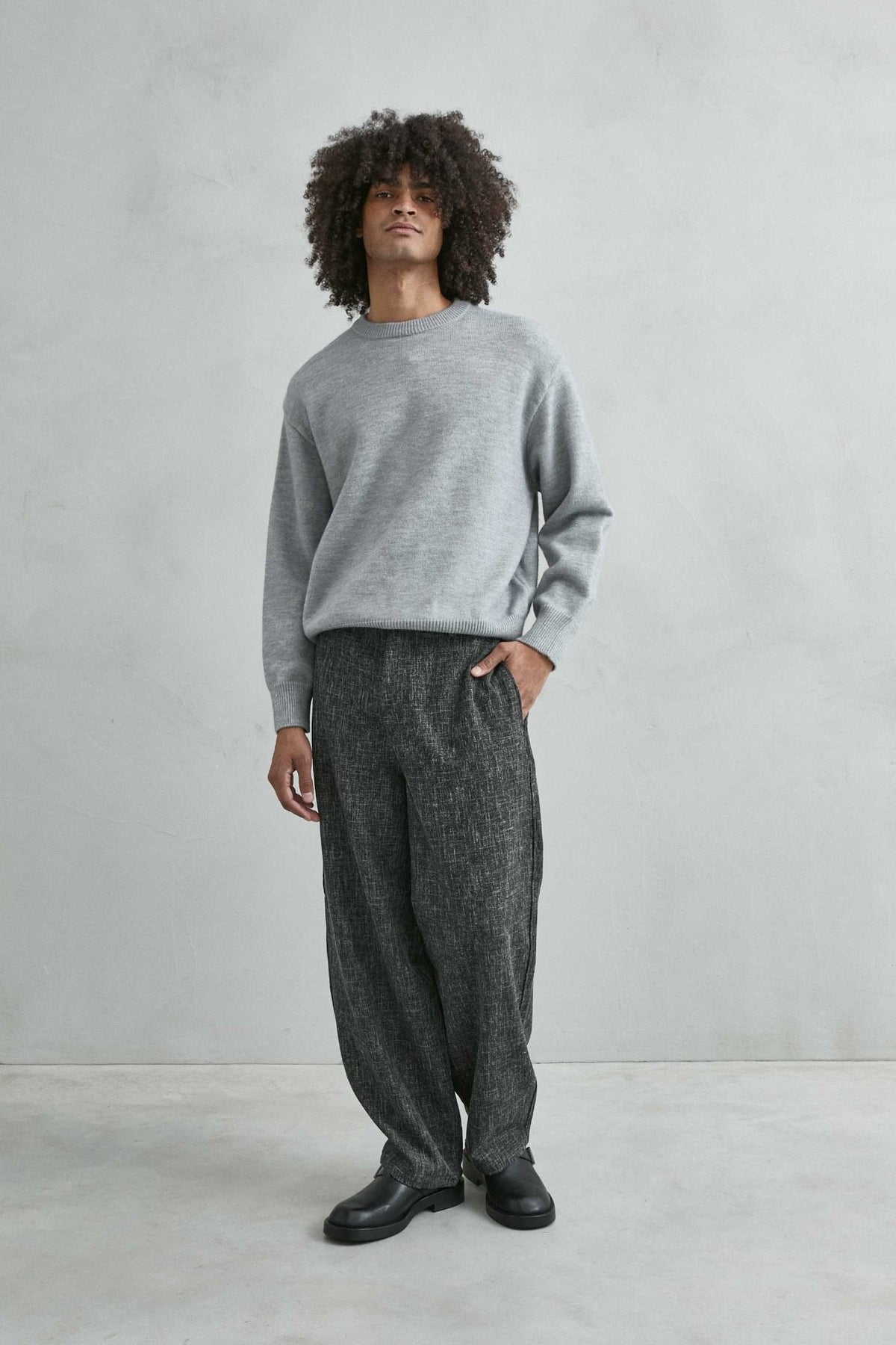 Vista de cuerpo entero del jersey liso oversize de hombre en gris claro