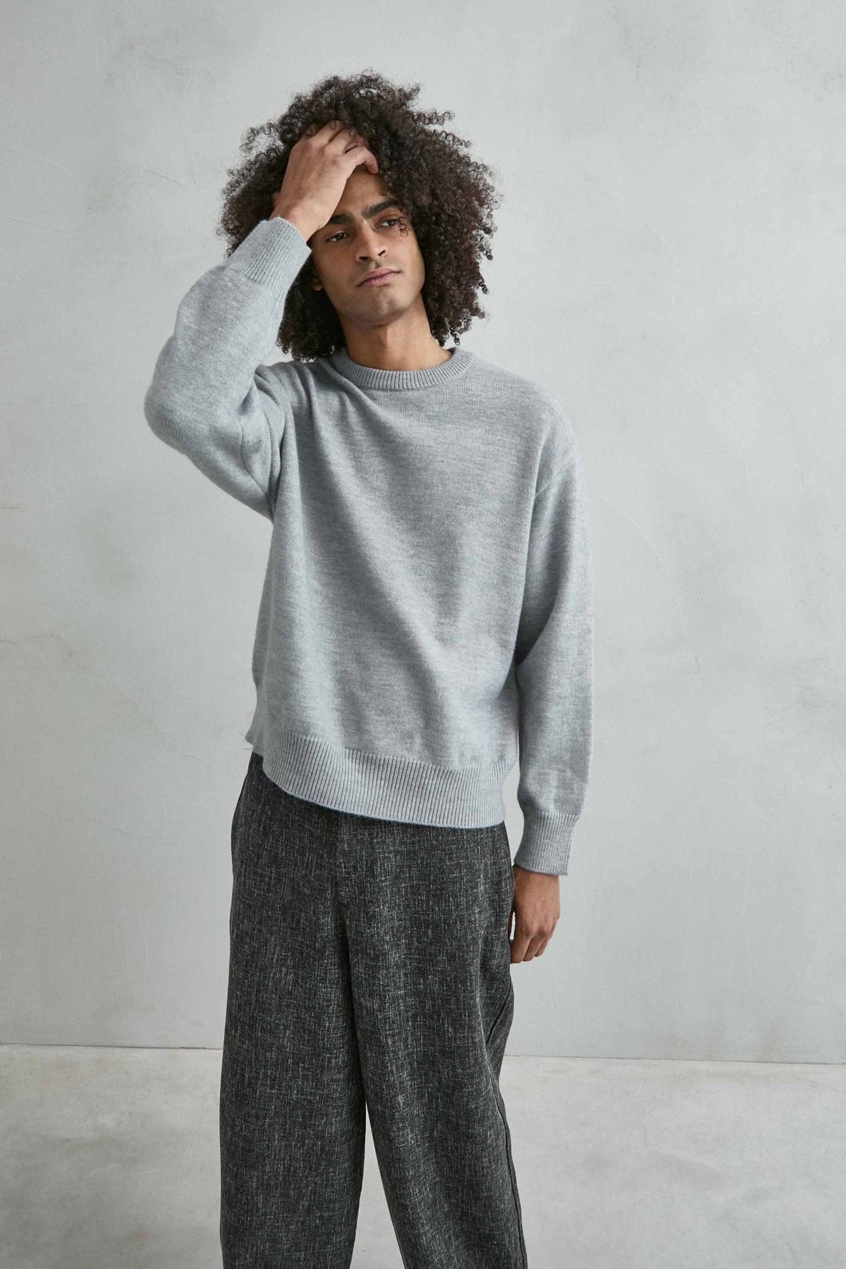 Vista frontal alternativa del jersey liso oversize de hombre en gris claro