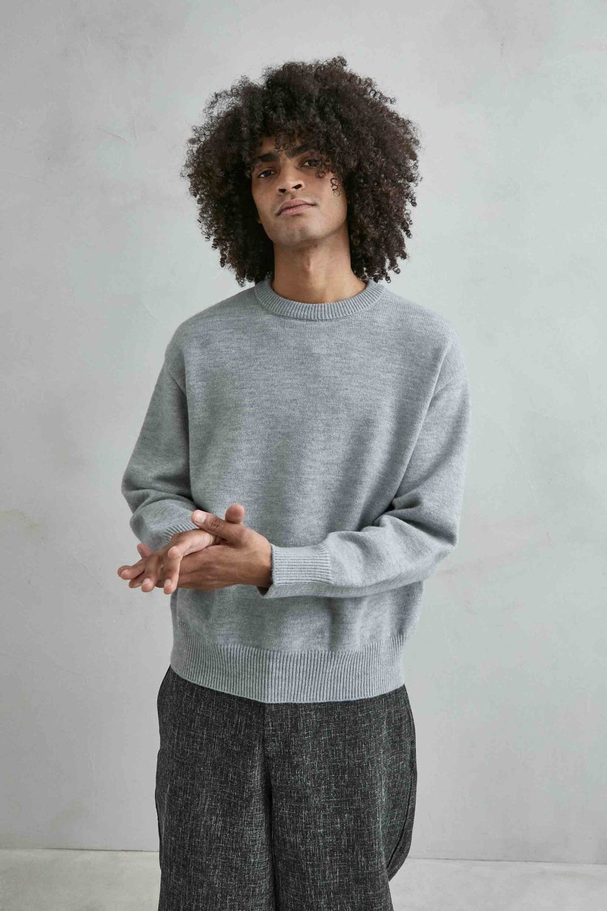 Vista frontal de medio cuerpo del jersey liso oversize de hombre en gris claro