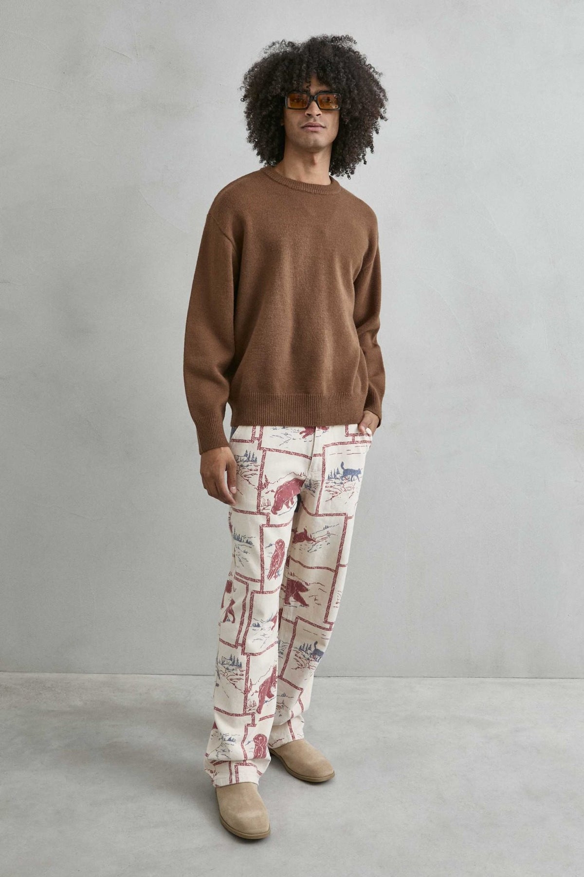 Vista de cuerpo entero del jersey liso oversize de hombre en marrón