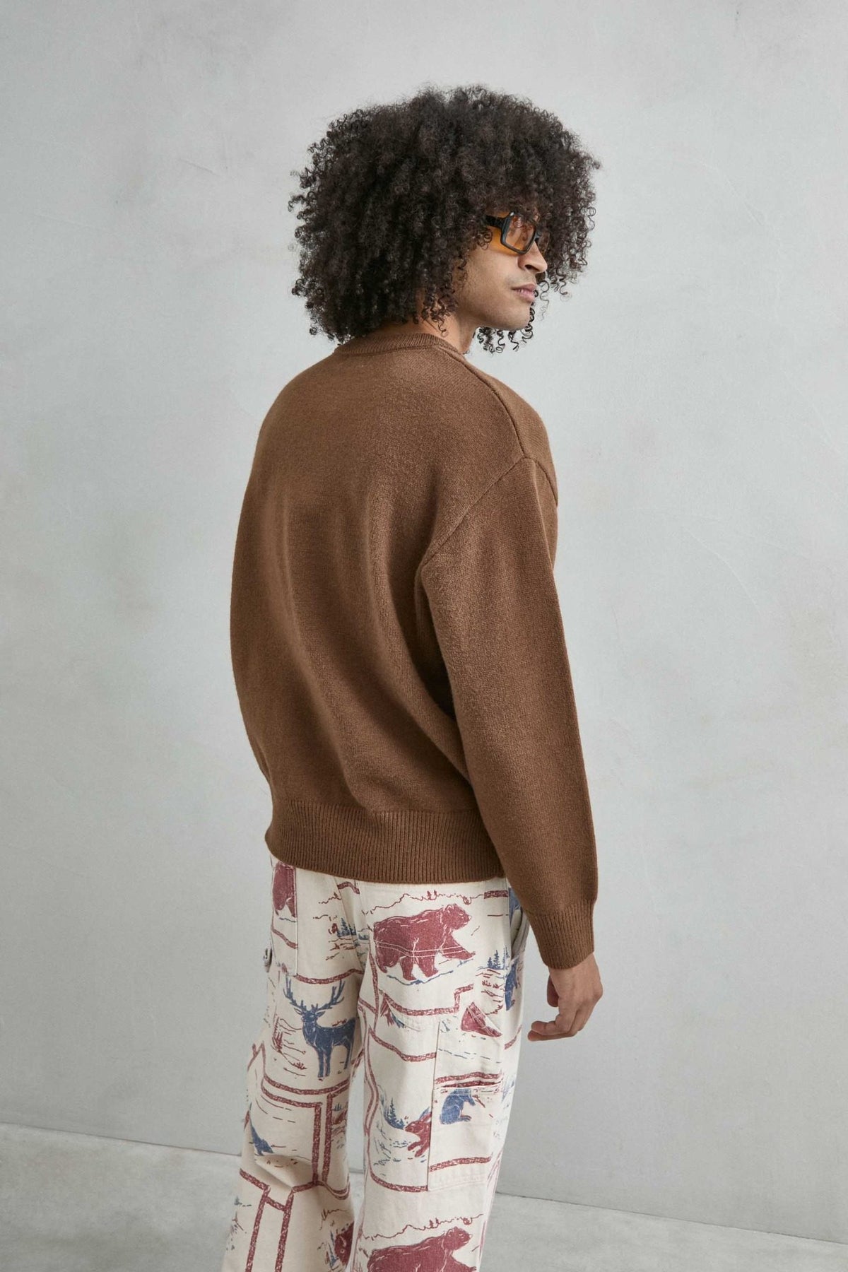 Vista trasera del jersey liso oversize de hombre en marrón