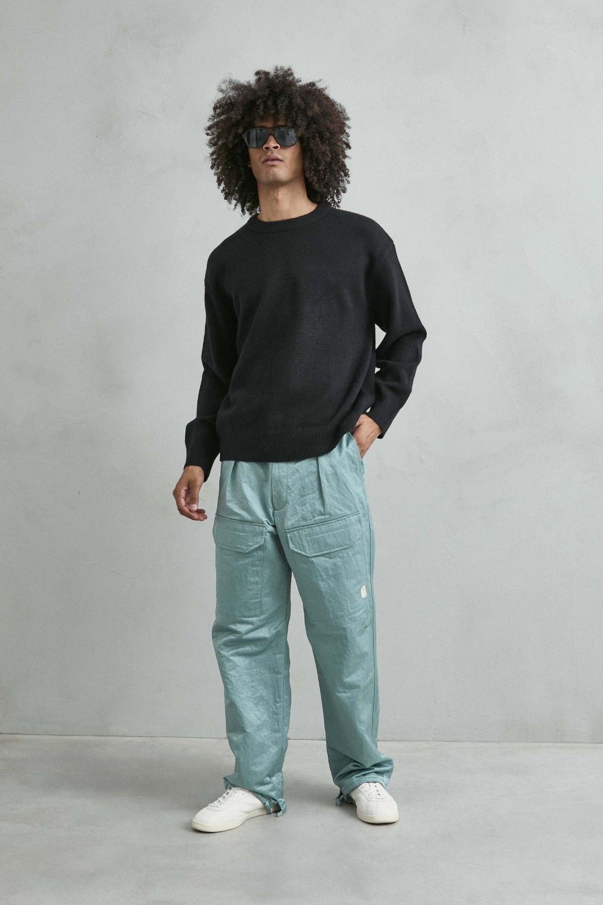 Vista de cuerpo entero del jersey liso oversize de hombre en negro
