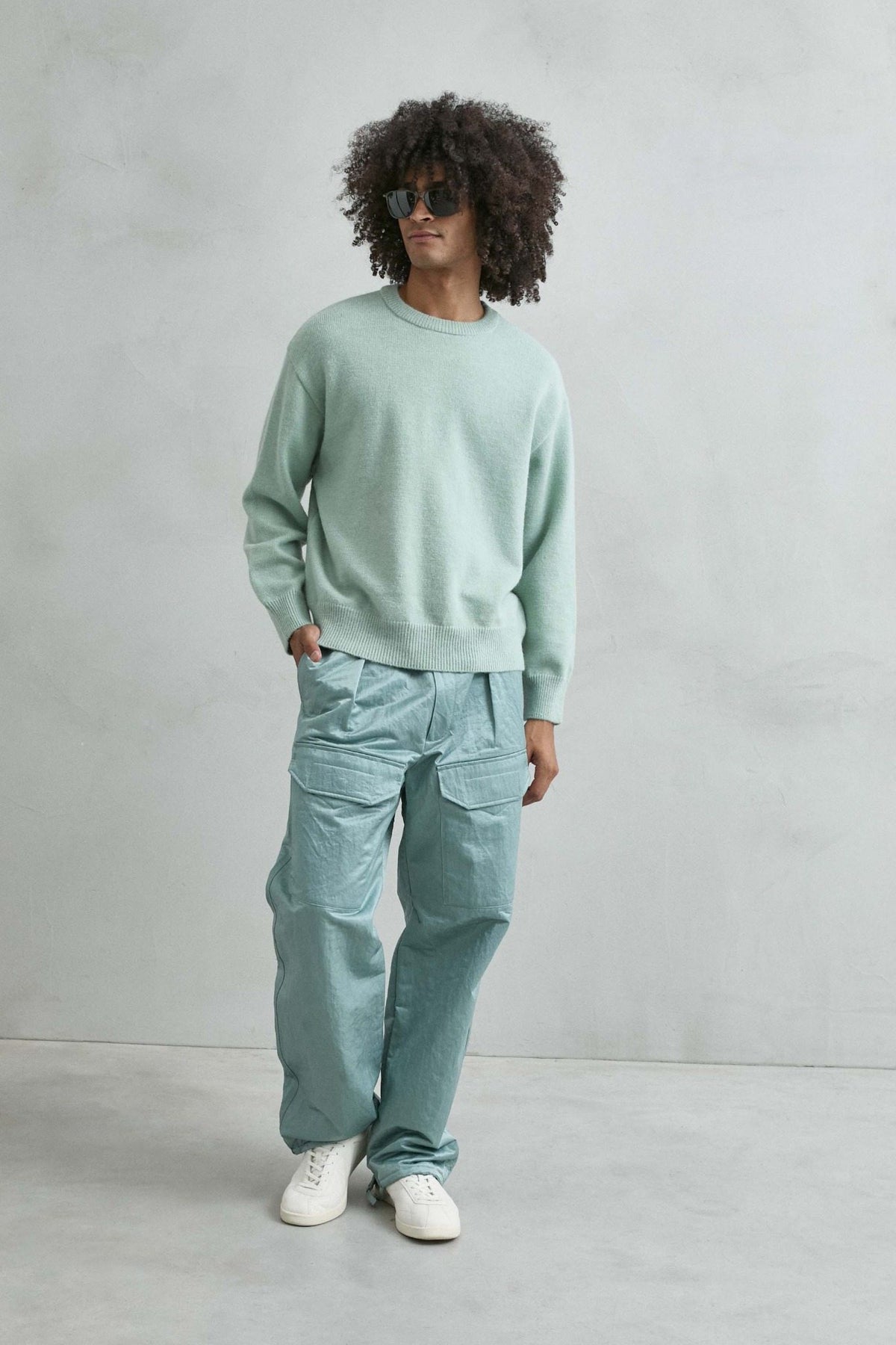Vista de cuerpo entero del jersey liso oversize de hombre en verde menta