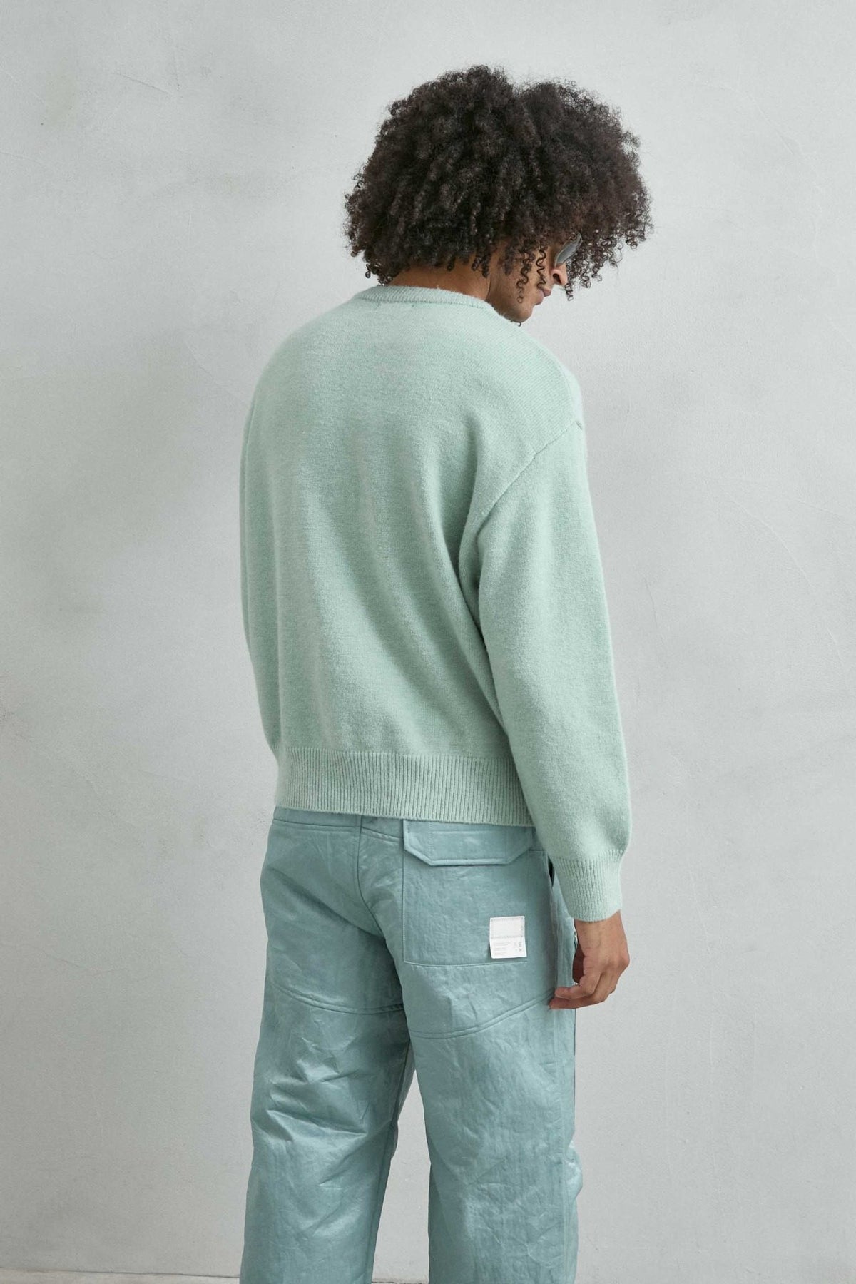 Vista trasera del jersey liso oversize de hombre en verde menta
