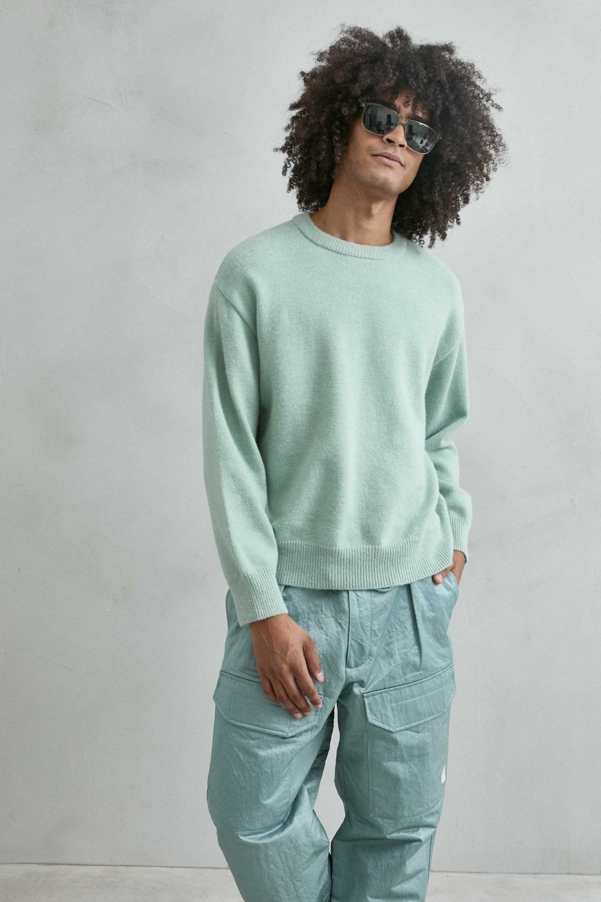 Vista frontal de medio cuerpo del jersey liso oversize de hombre en verde menta