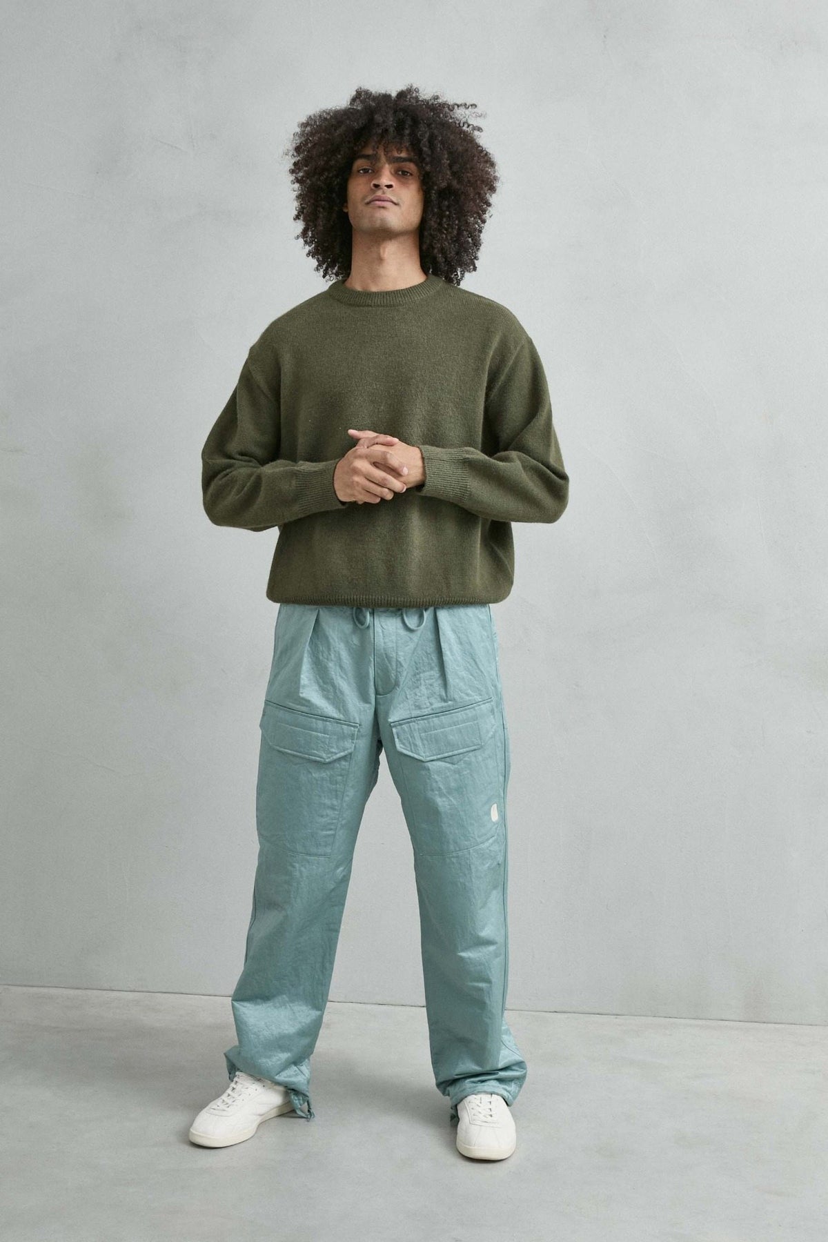 Vista de cuerpo entero del jersey liso oversize de hombre en verde oliva