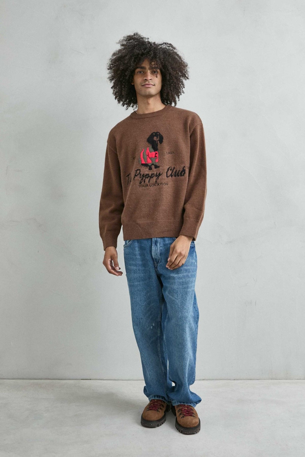 Jersey oversize de hombre marrón con dibujo de perro, vista cuerpo entero.