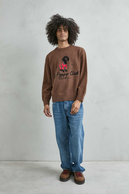 Jersey oversize de hombre marrón con dibujo de perro, vista cuerpo entero.