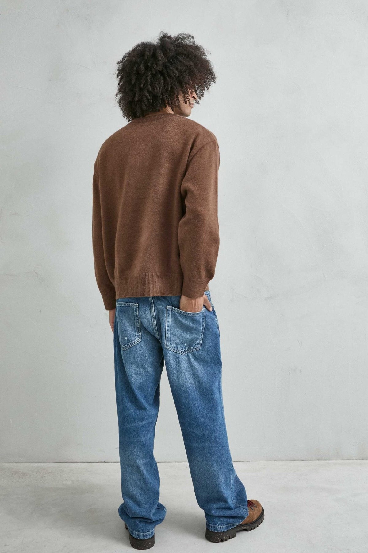 Jersey oversize de hombre marrón con dibujo de perro, vista espalda.