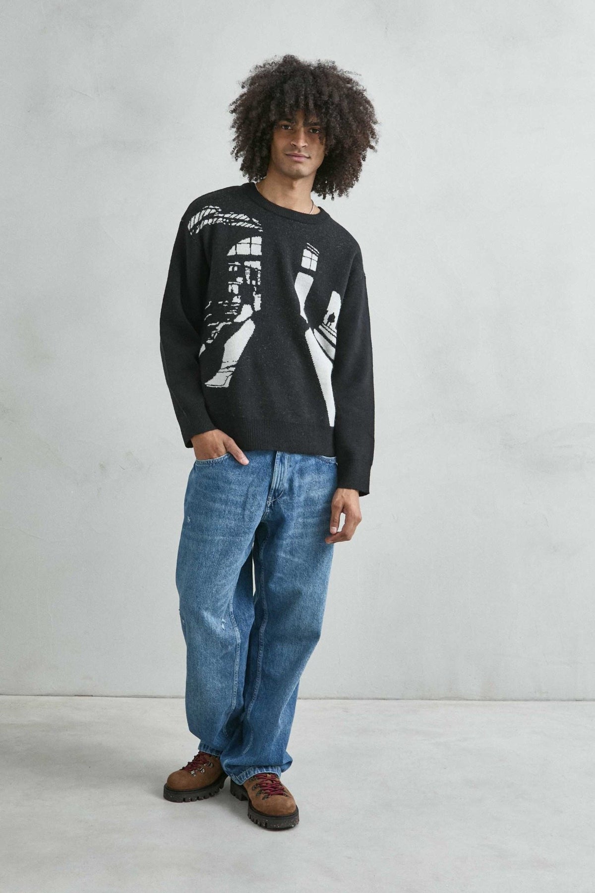 Vista de cuerpo entero del jersey oversize negro con dibujo arquitectónico en blanco