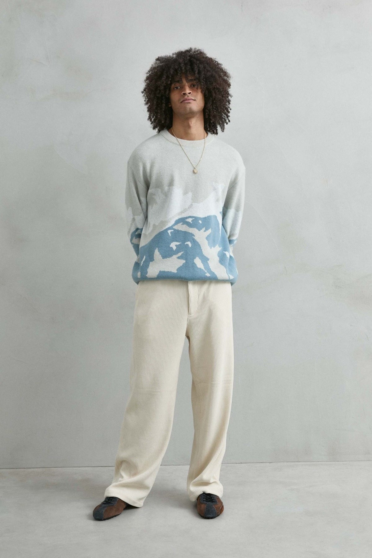 Vista de cuerpo entero del jersey oversize con dibujo abstracto de ondas en gris claro, azul y blanco