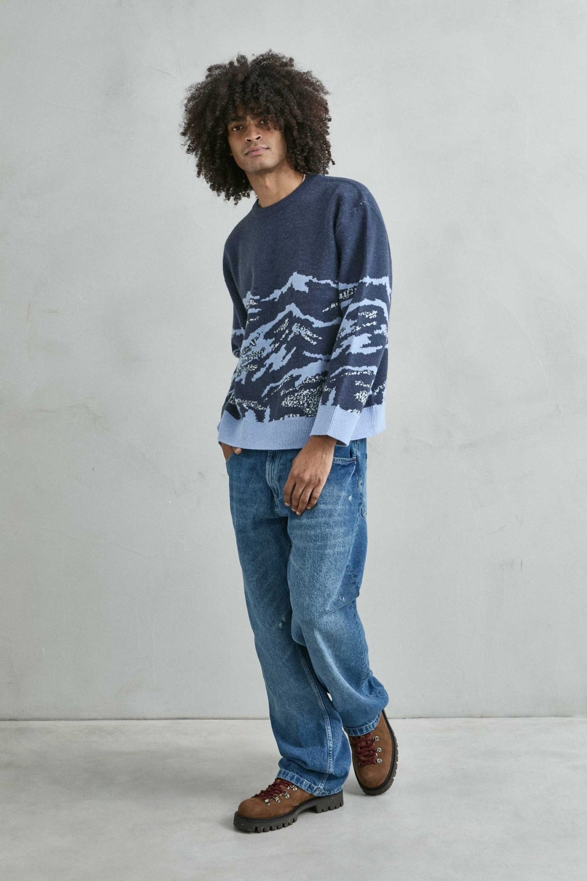 Vista de cuerpo entero del jersey oversize con paisaje de montañas en azul marino y celeste