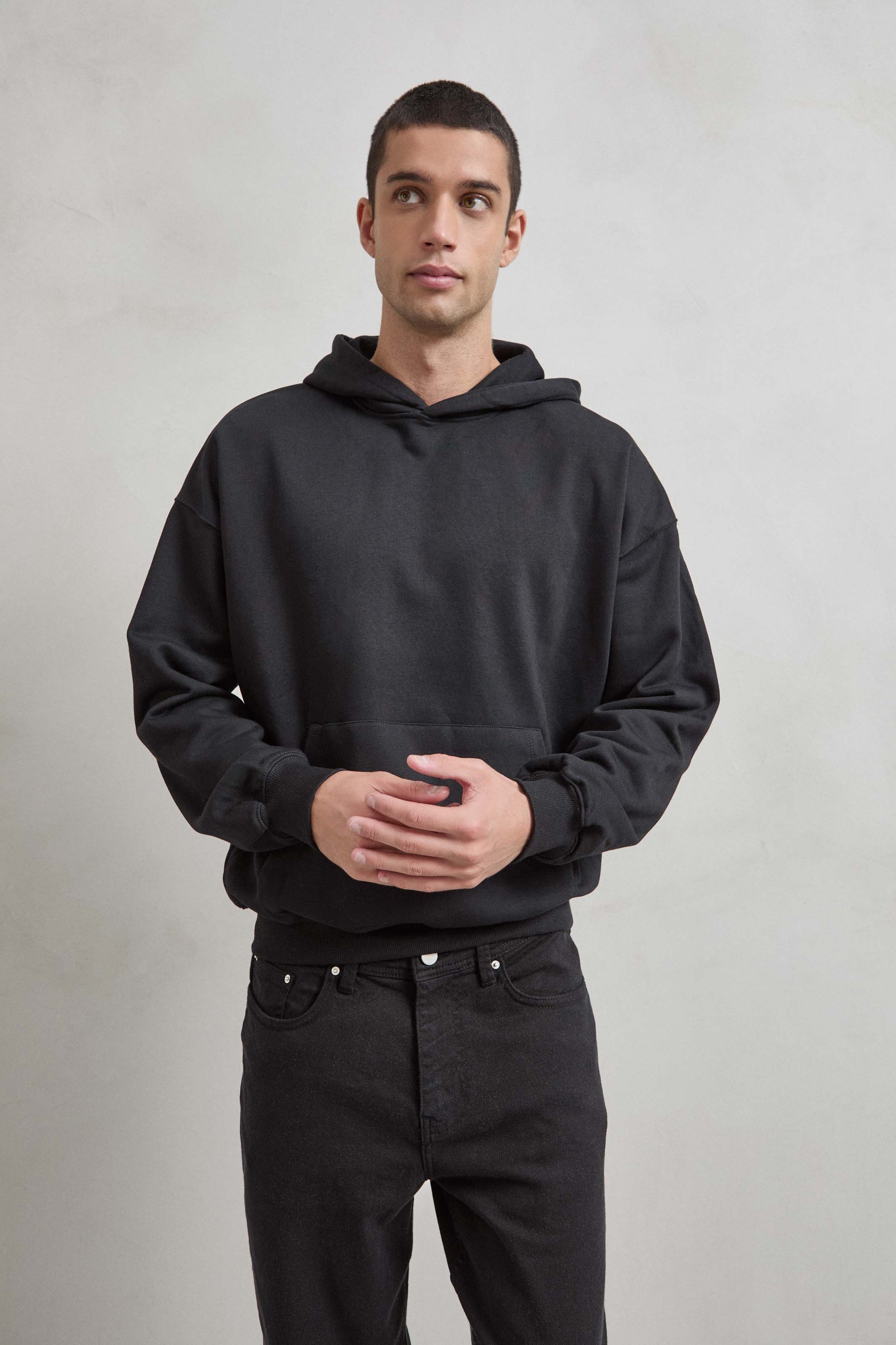 Sudadera OVERSIZE negra para hombre, cómoda y versátil