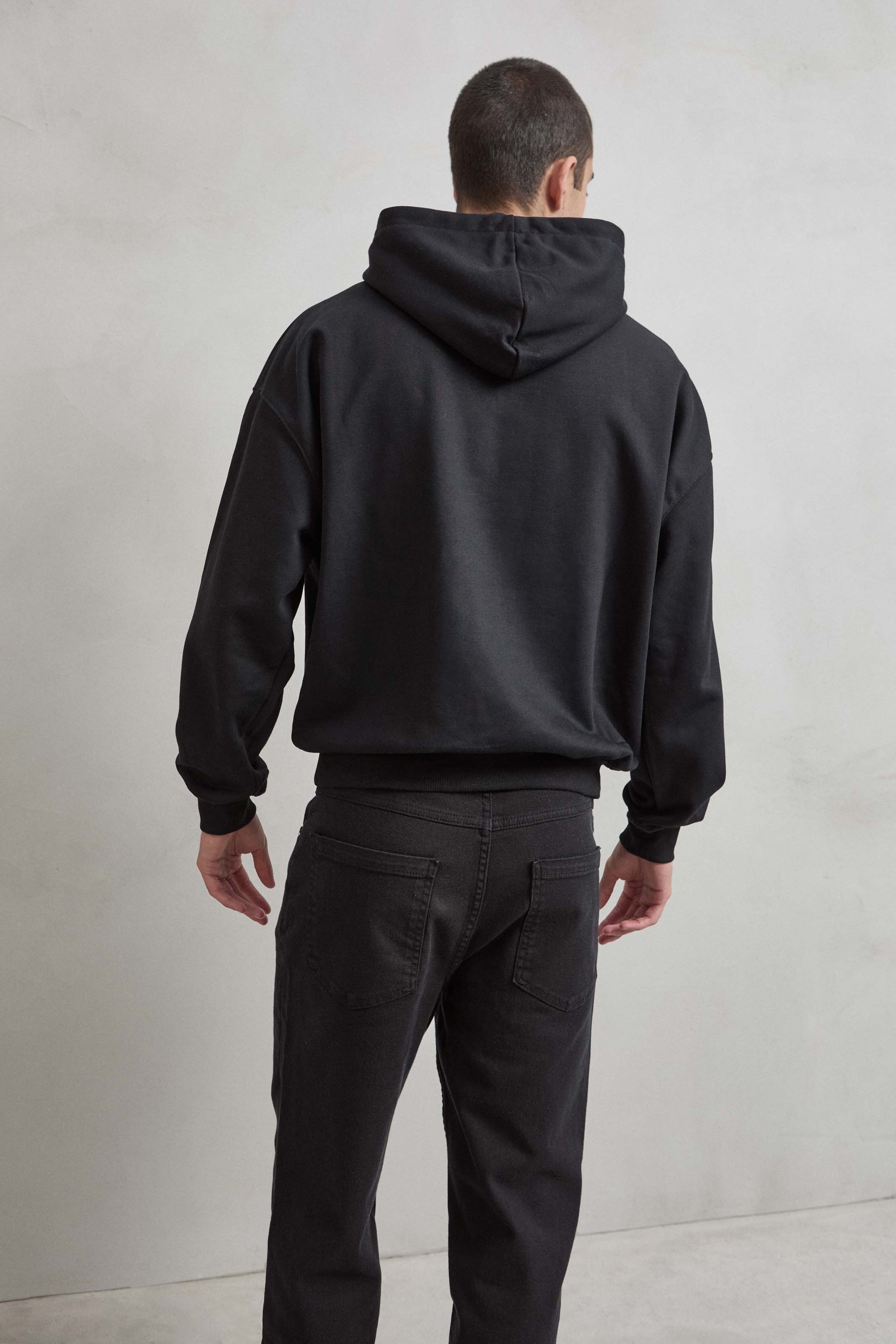 Sudadera OVERSIZE negra para hombre, cómoda y versátil