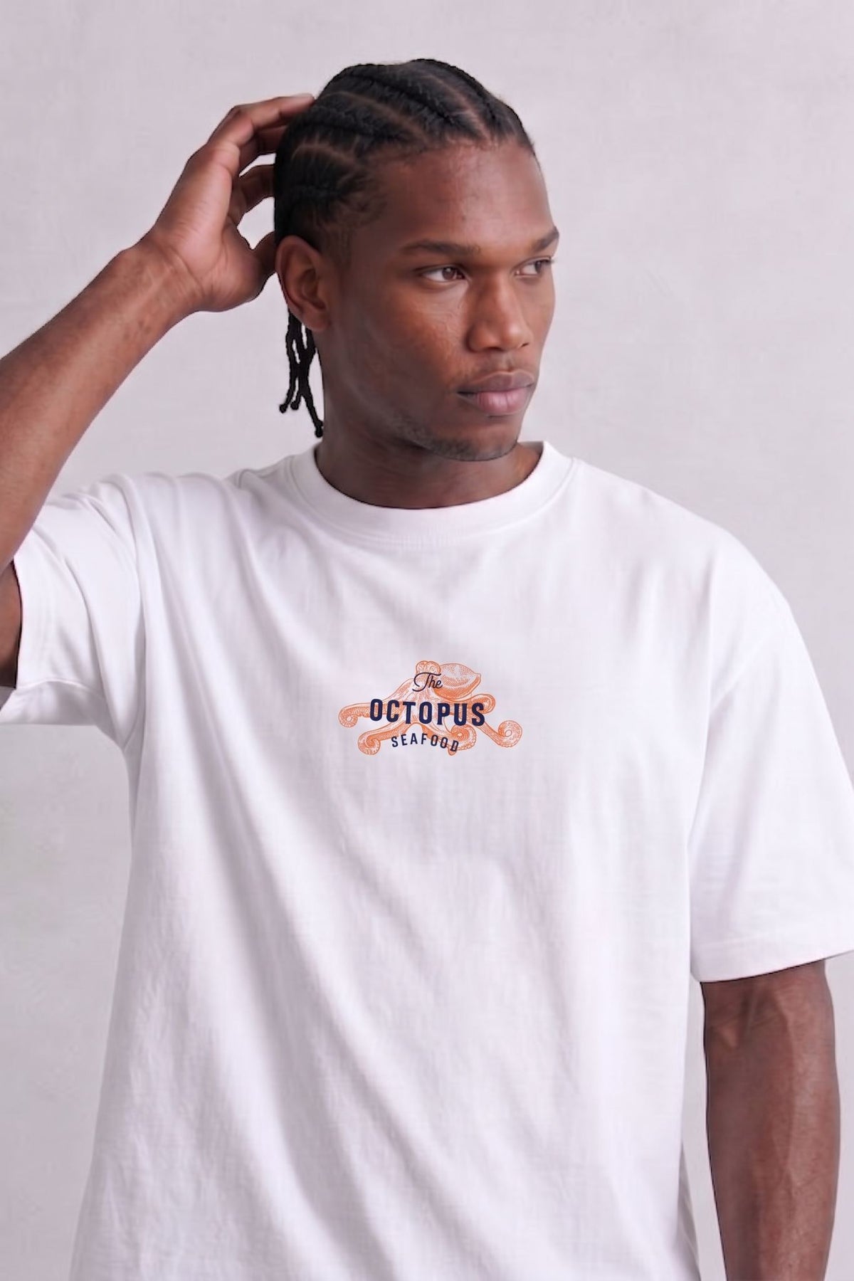 Camiseta blanca oversize The Octopus Seafood, vista frontal de medio cuerpo