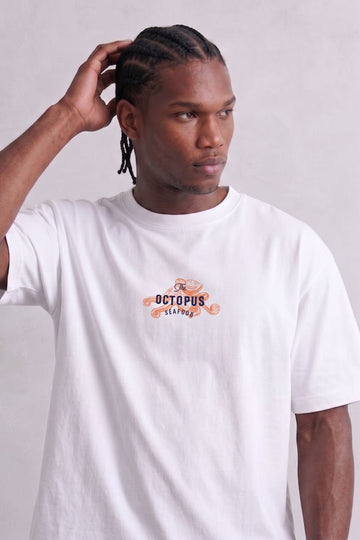 Camiseta blanca oversize The Octopus Seafood, vista frontal de medio cuerpo