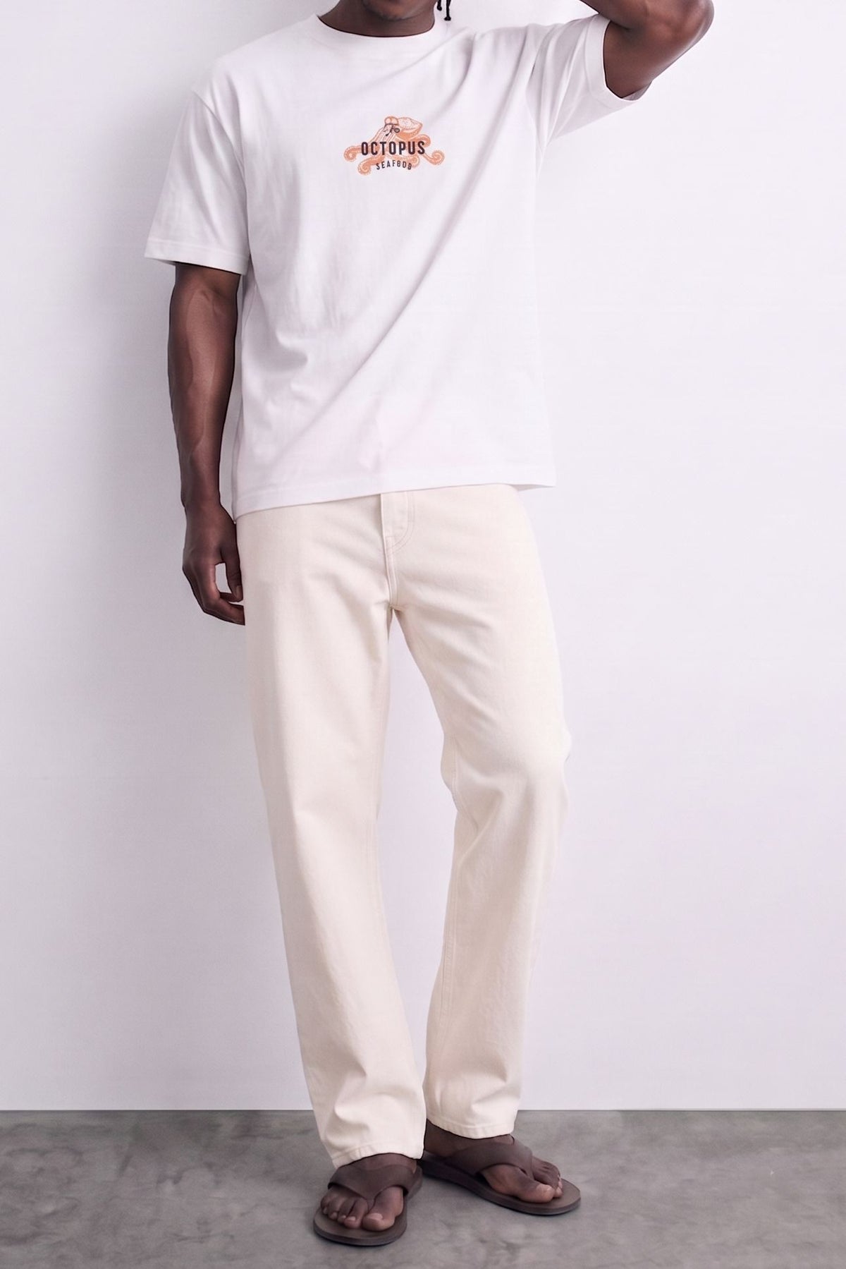 Camiseta blanca oversize The Octopus Seafood, conjunto de cuerpo entero