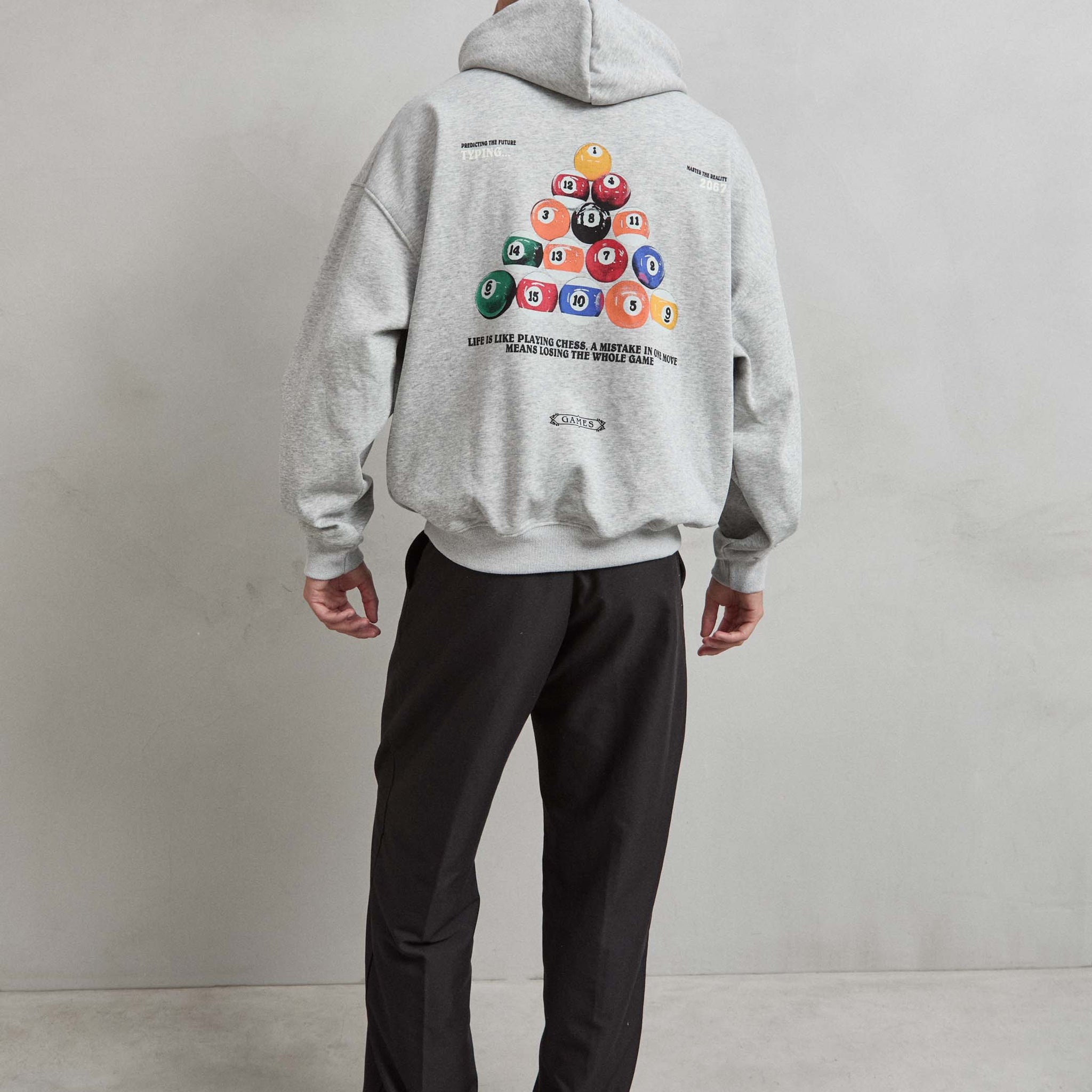 Bolas de billar coloridas sobre sudadera gris