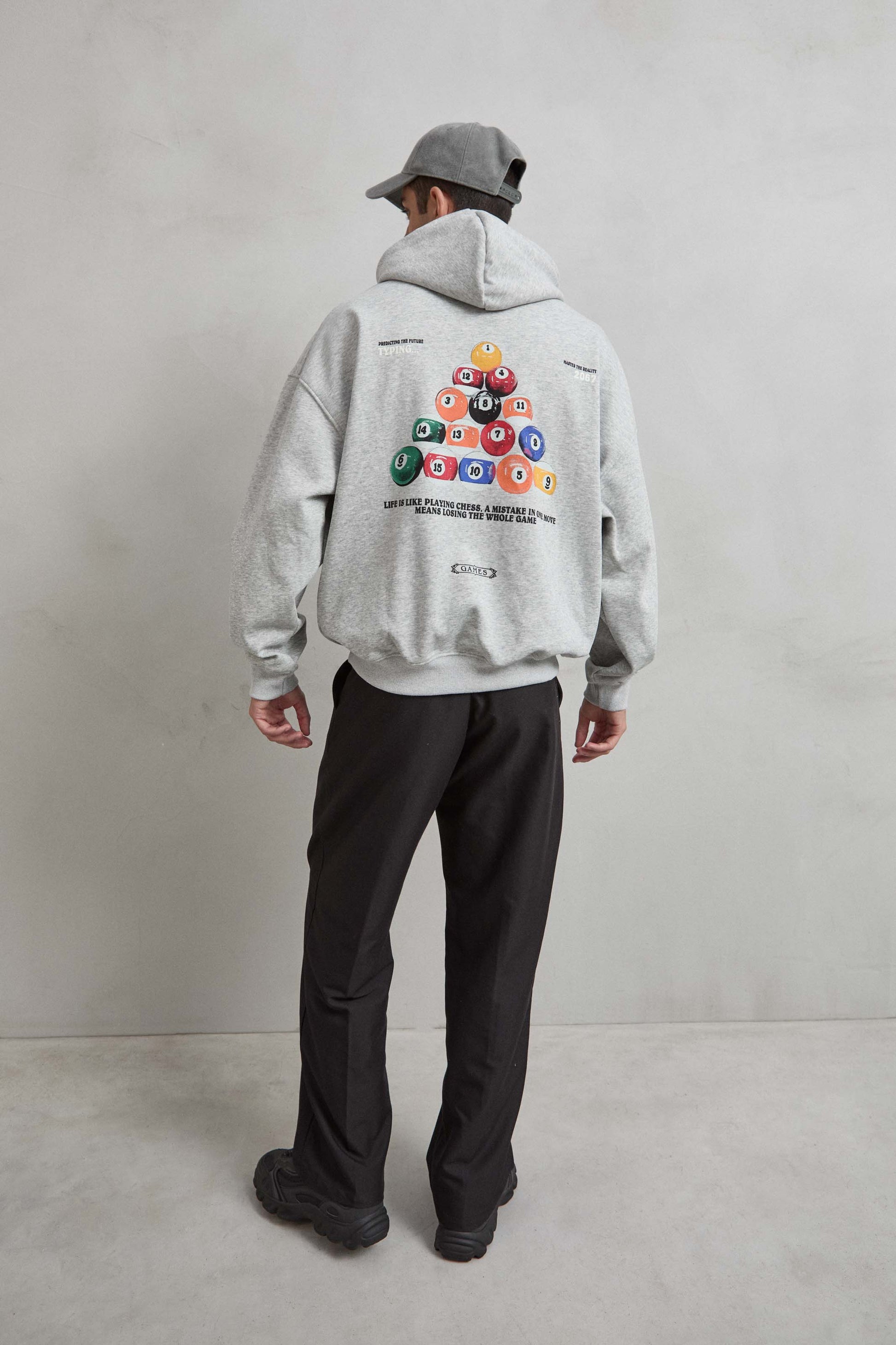 Bolas de billar coloridas sobre sudadera gris