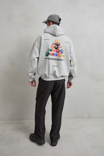 Bolas de billar coloridas sobre sudadera gris