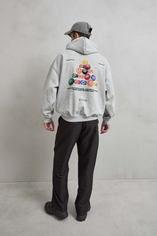 Bolas de billar coloridas sobre sudadera gris