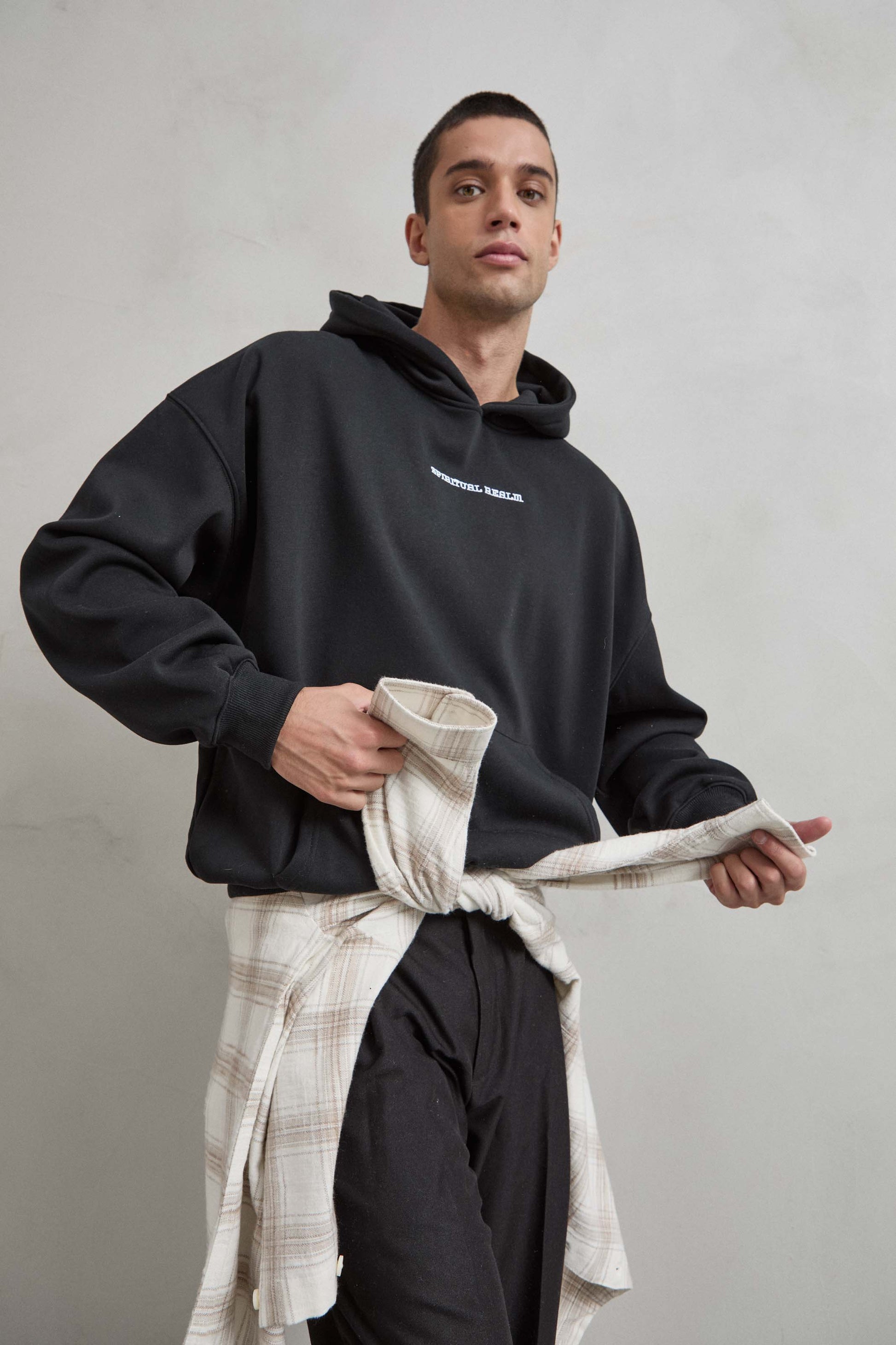 Sudadera negra con bordado frontal SPIRITUAL BEAL