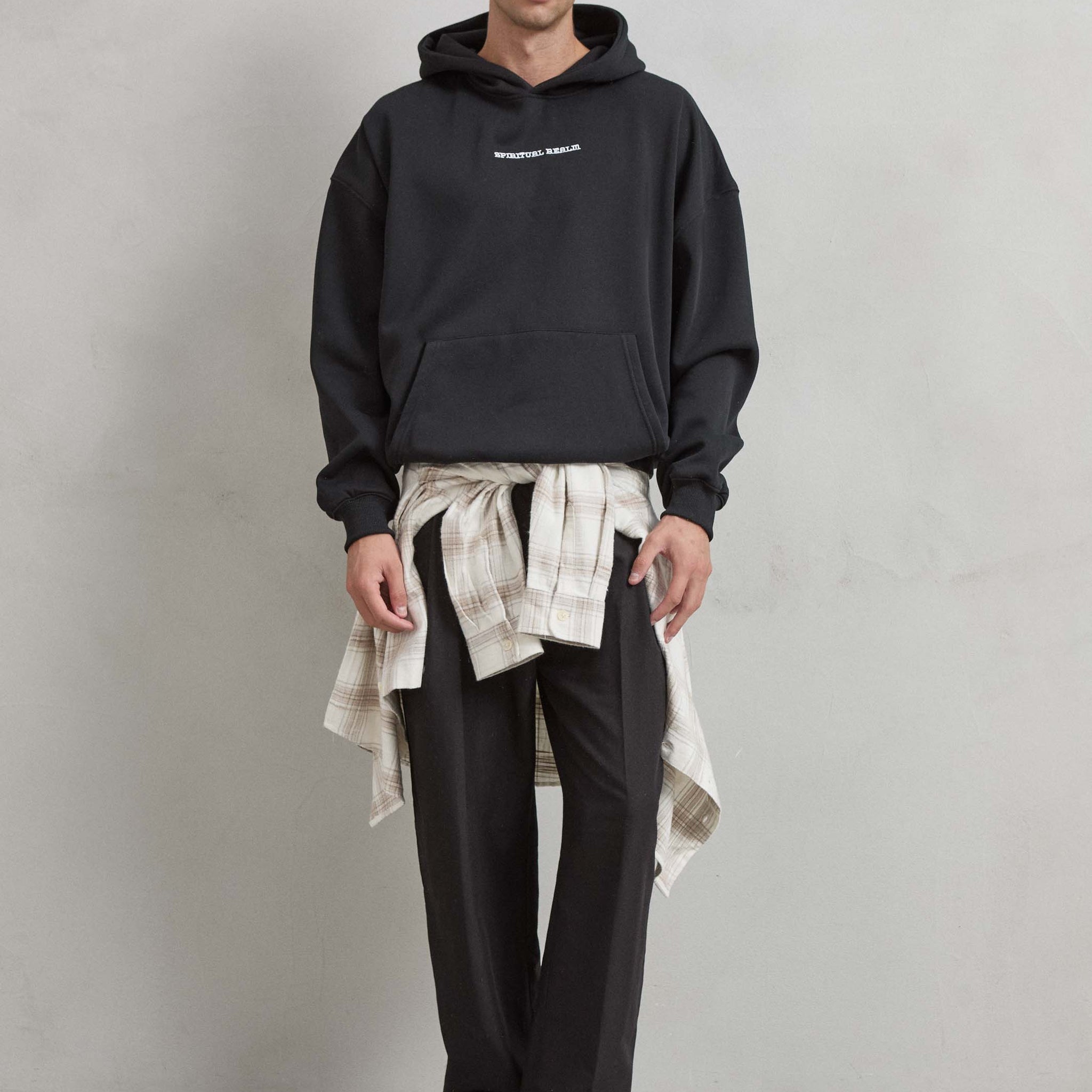 Look completo con sudadera negra SPIRITUAL BEAL y remolino